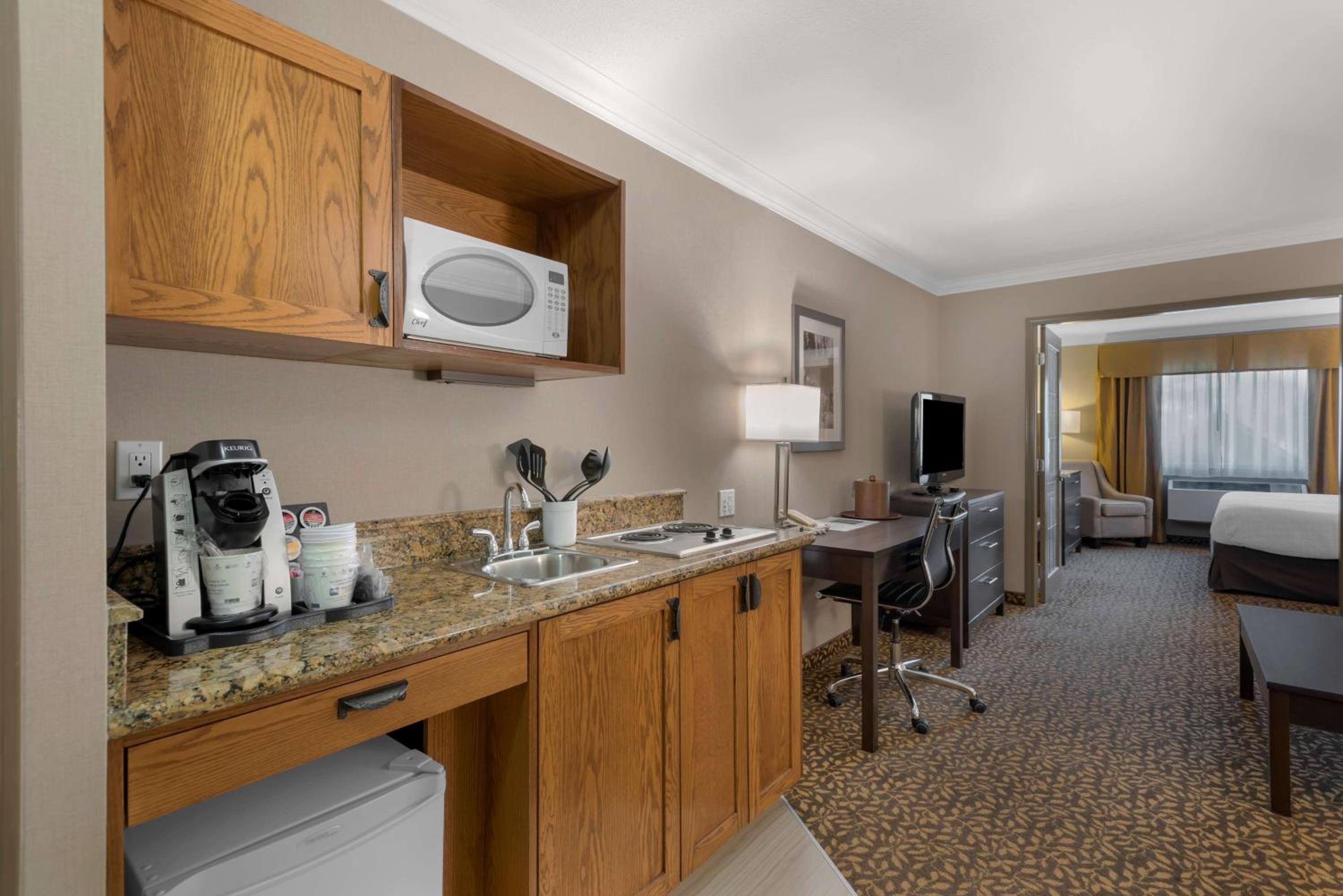 Executive King Suite with Fireplace - Non-Smoking photo 3
