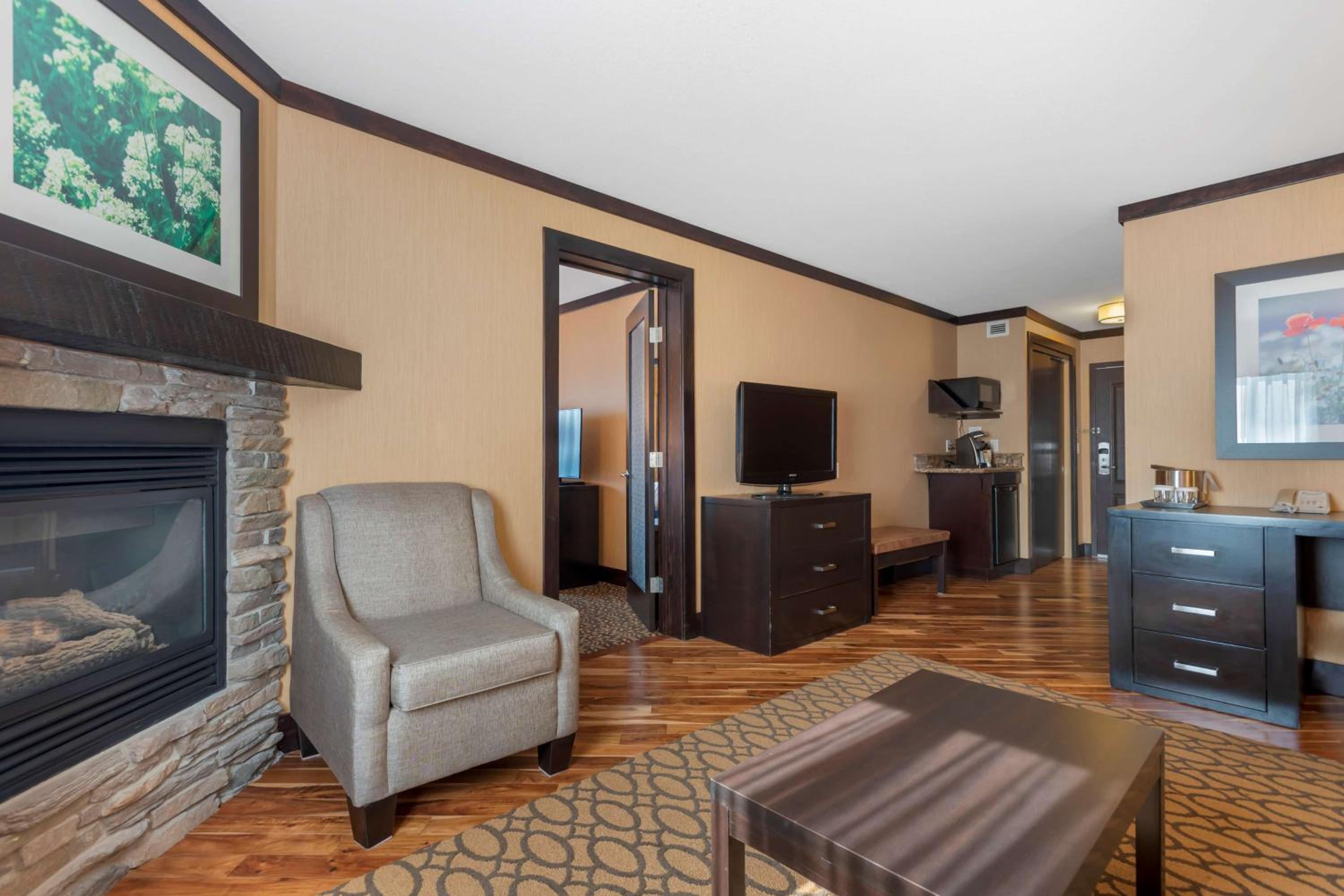 Executive King Suite with Fireplace - Non-Smoking photo 2