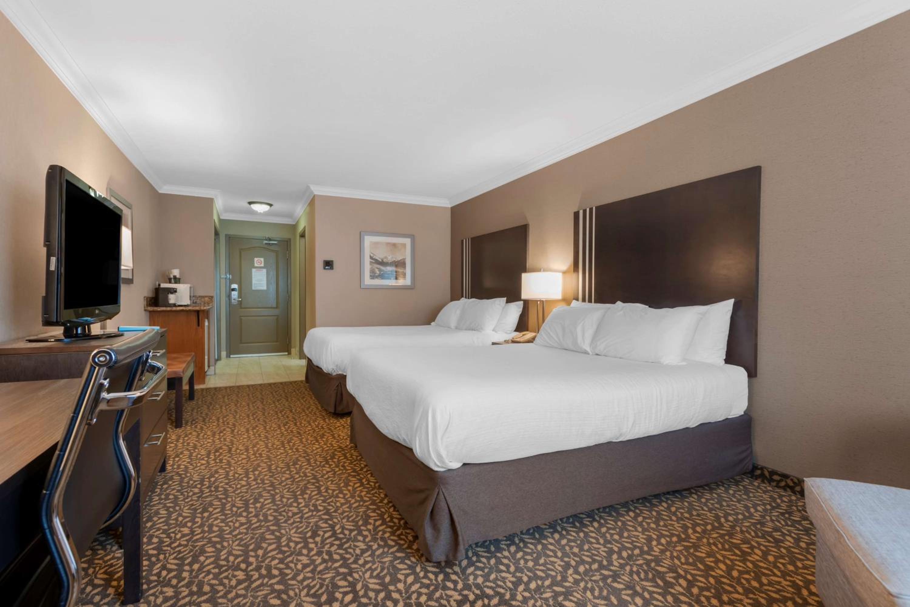 Queen Room with Two Queen Beds - Pet Friendly/Non-Smoking photo 1