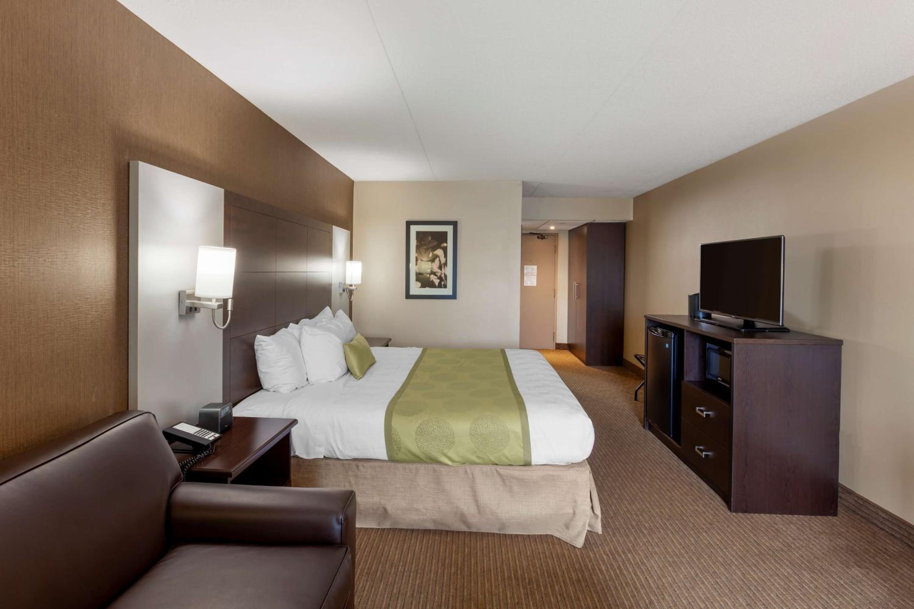 King Room with Balcony - Photo 5