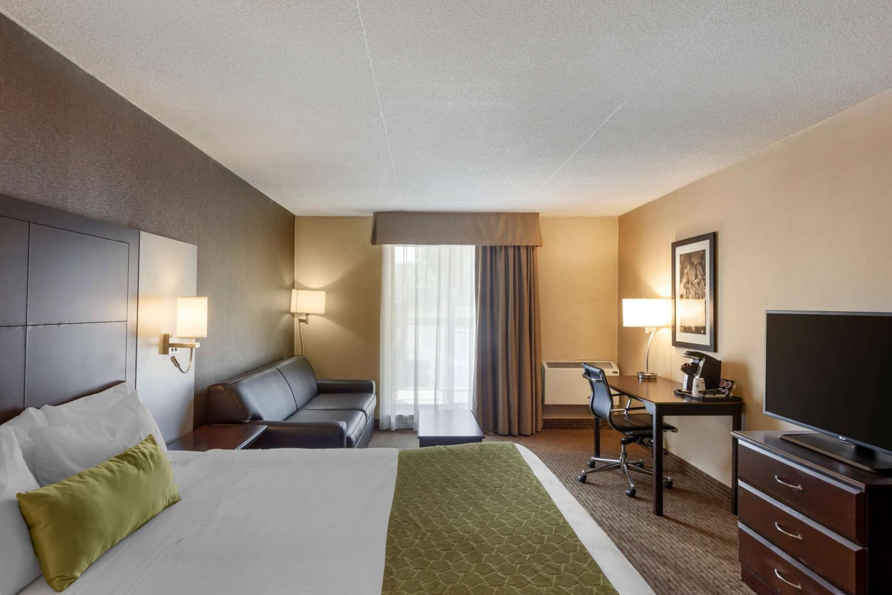 King Room with Balcony - Photo 3