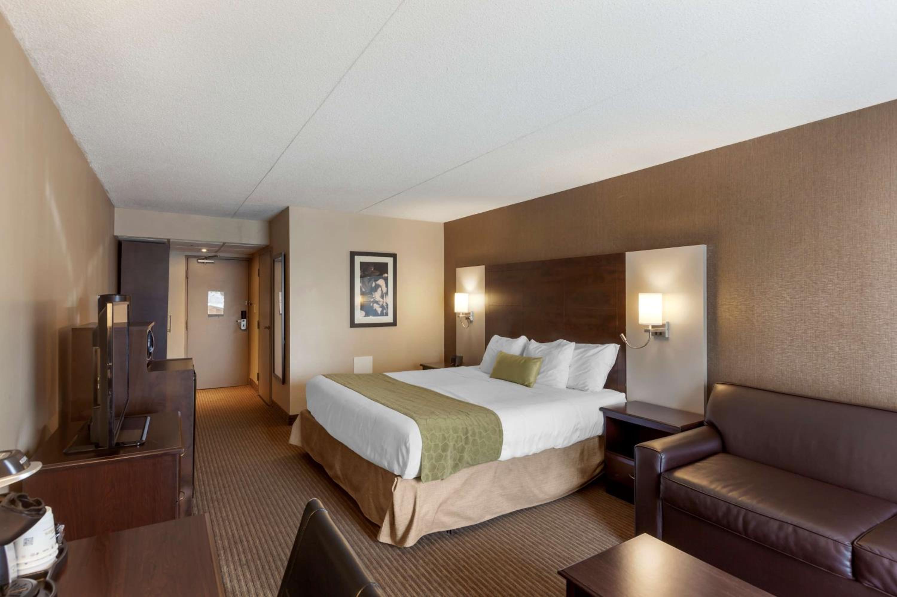 King Room with Balcony - Photo 1