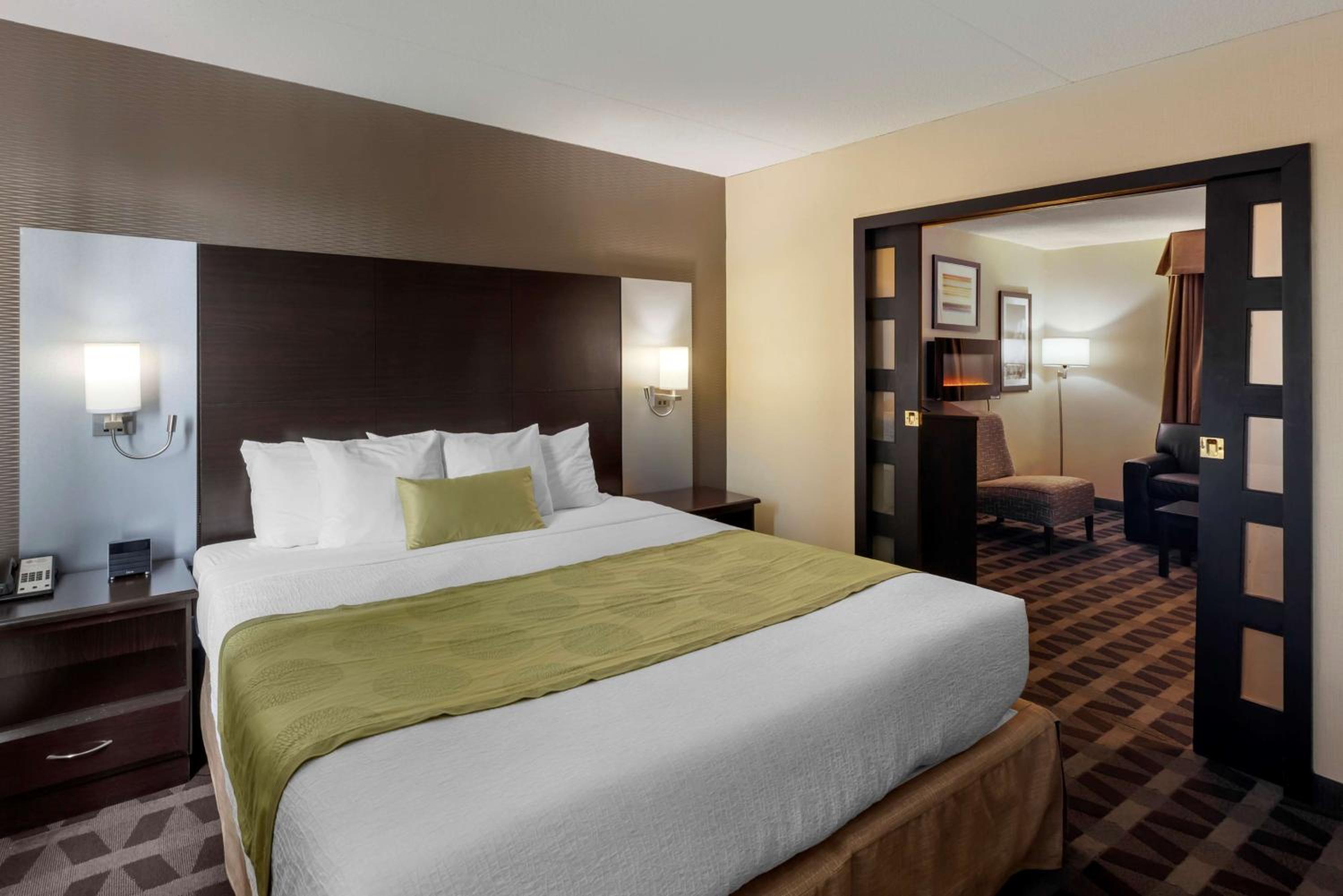 Family Suite with One King Bed and Two Queen Beds - Photo 3