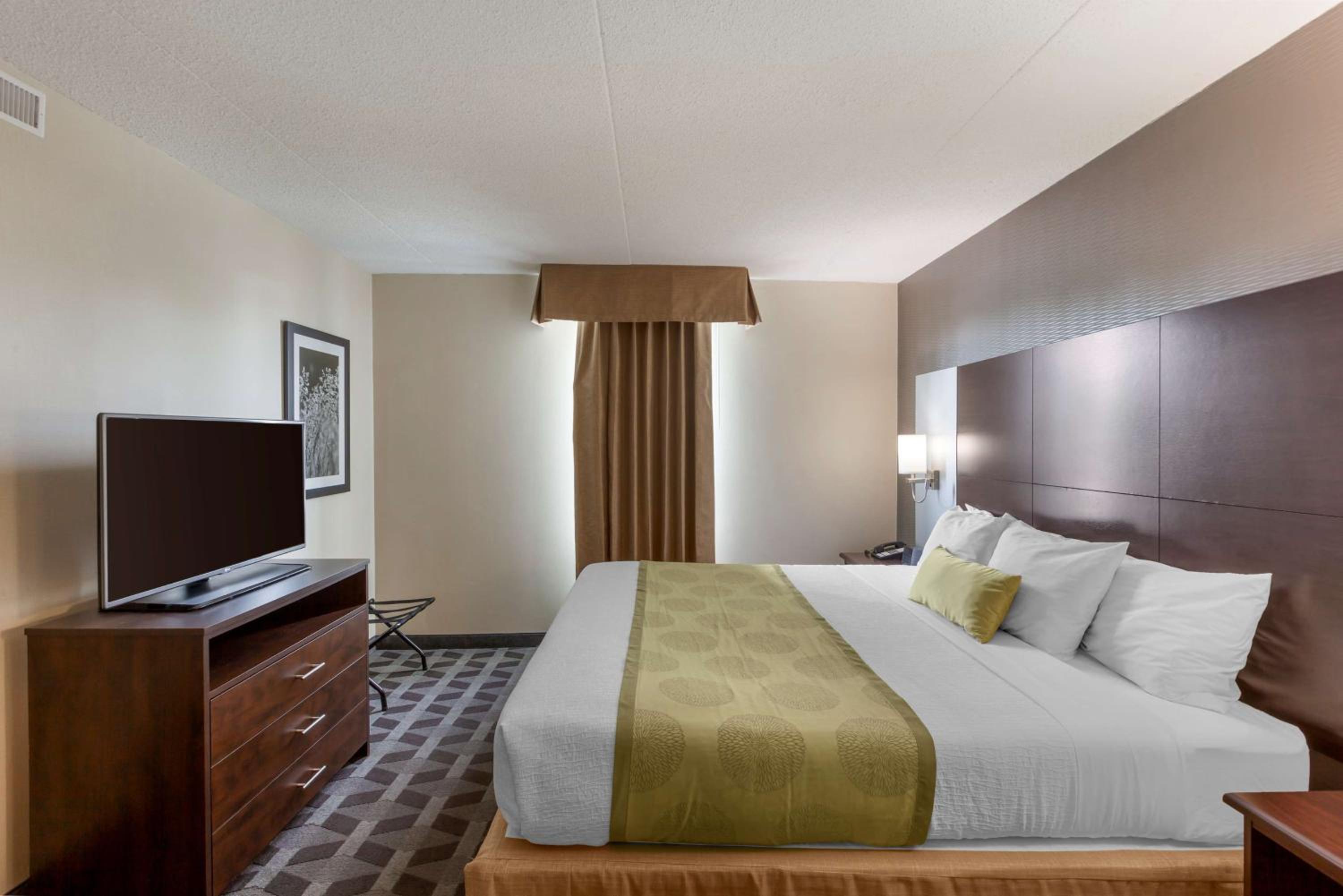 Family Suite with One King Bed and Two Queen Beds - Photo 1