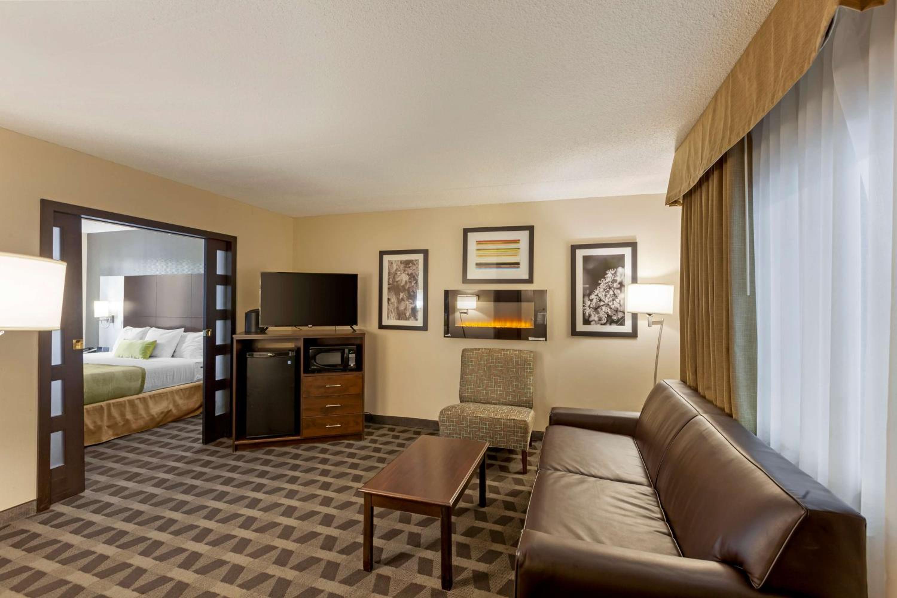 Family Suite with One King Bed and Two Queen Beds - Photo 4