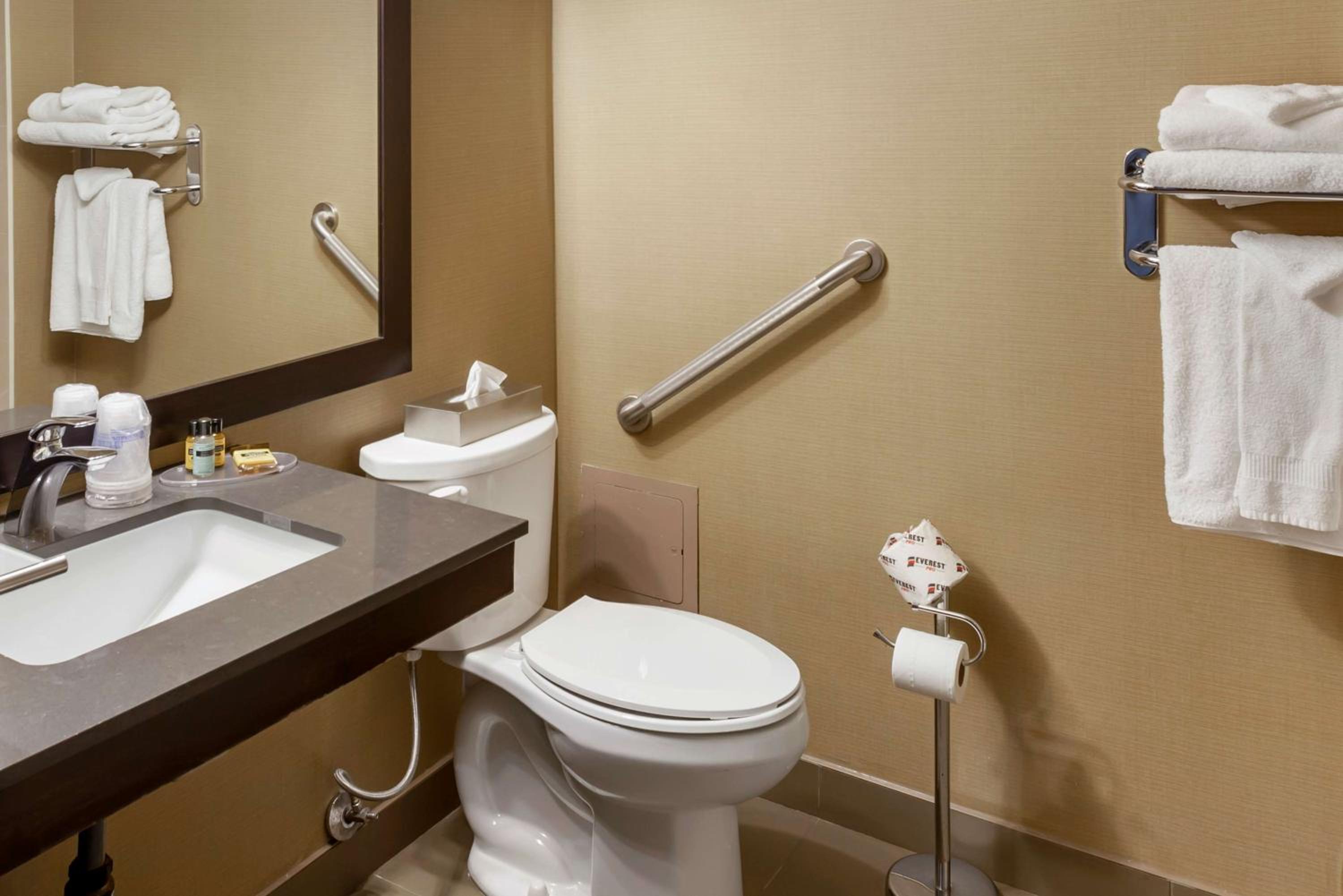 Queen Room with Two Queen Beds - Disability Access - Photo 4