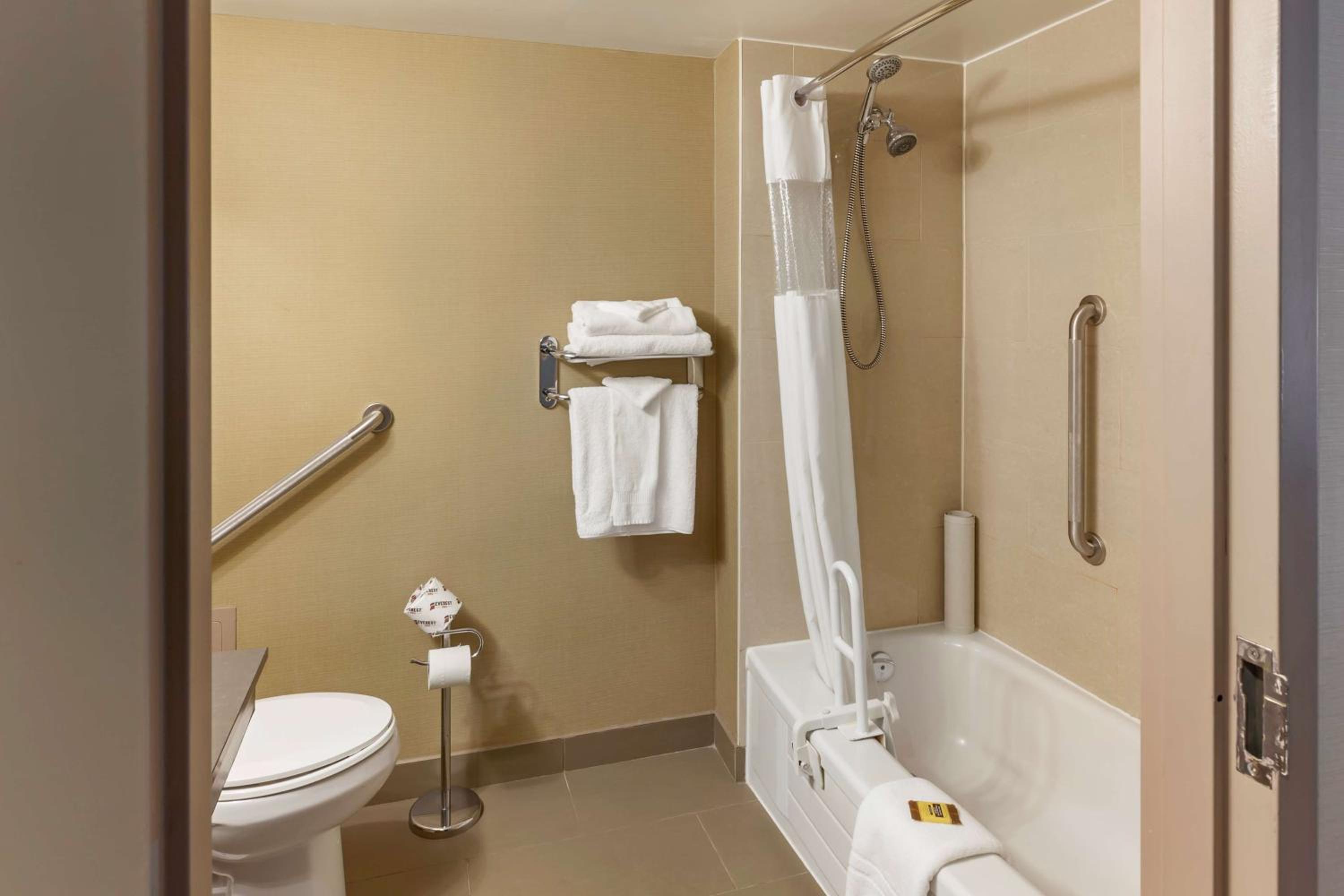 Queen Room with Two Queen Beds - Disability Access - Photo 5