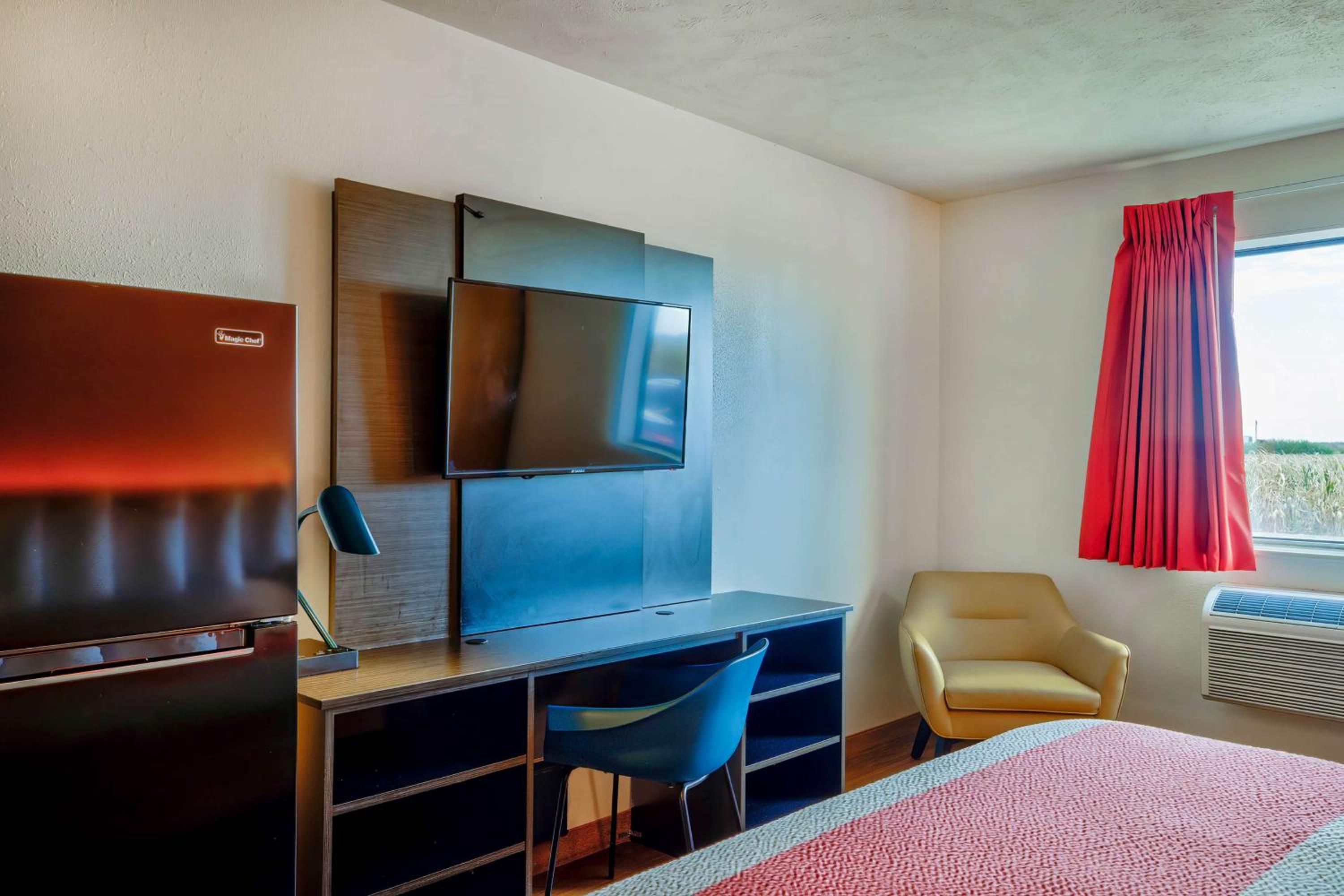 Deluxe King Room - Non-Smoking photo 3