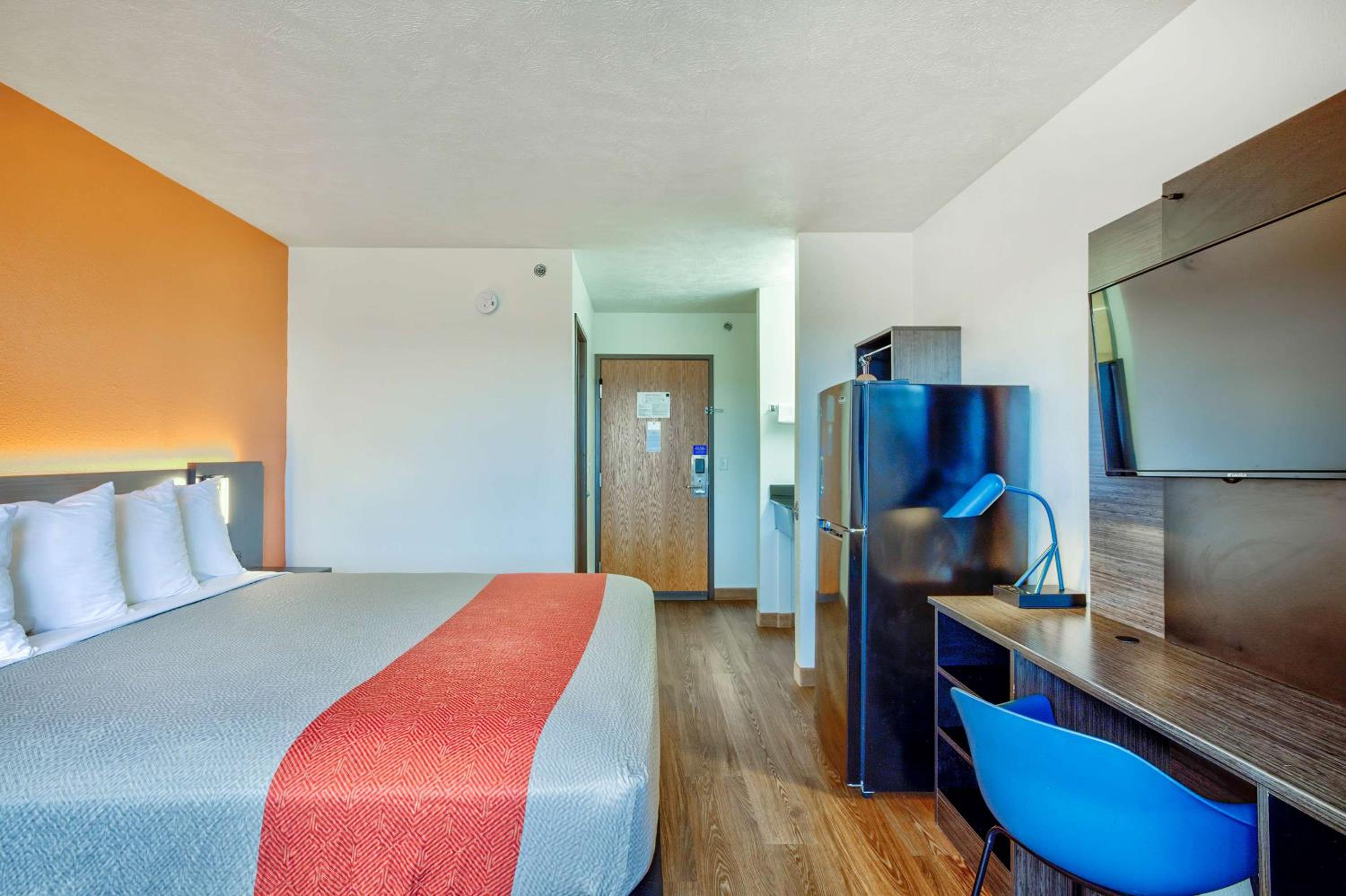 Deluxe King Room - Non-Smoking photo 1