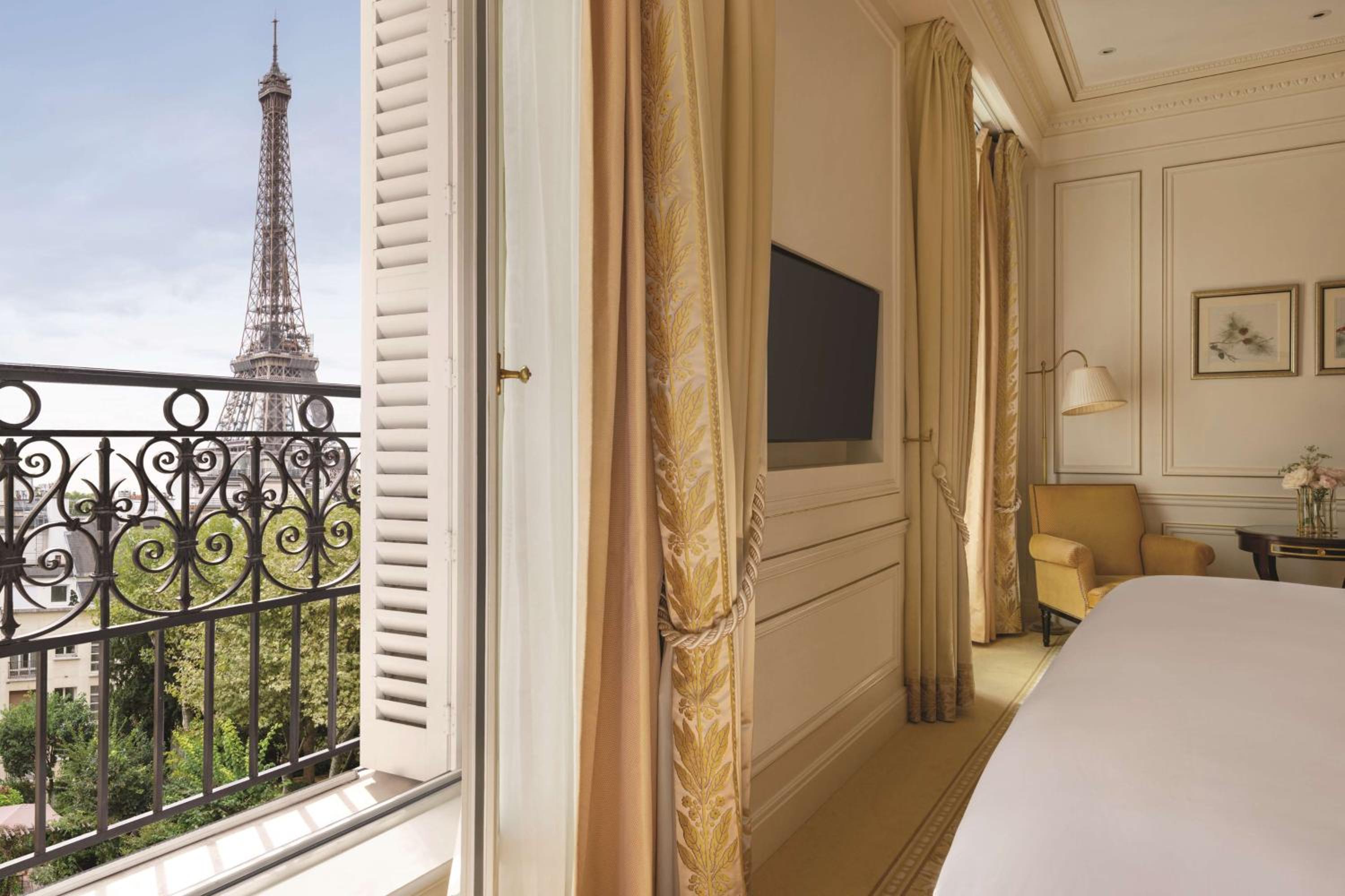 Junior Suite with Paris View