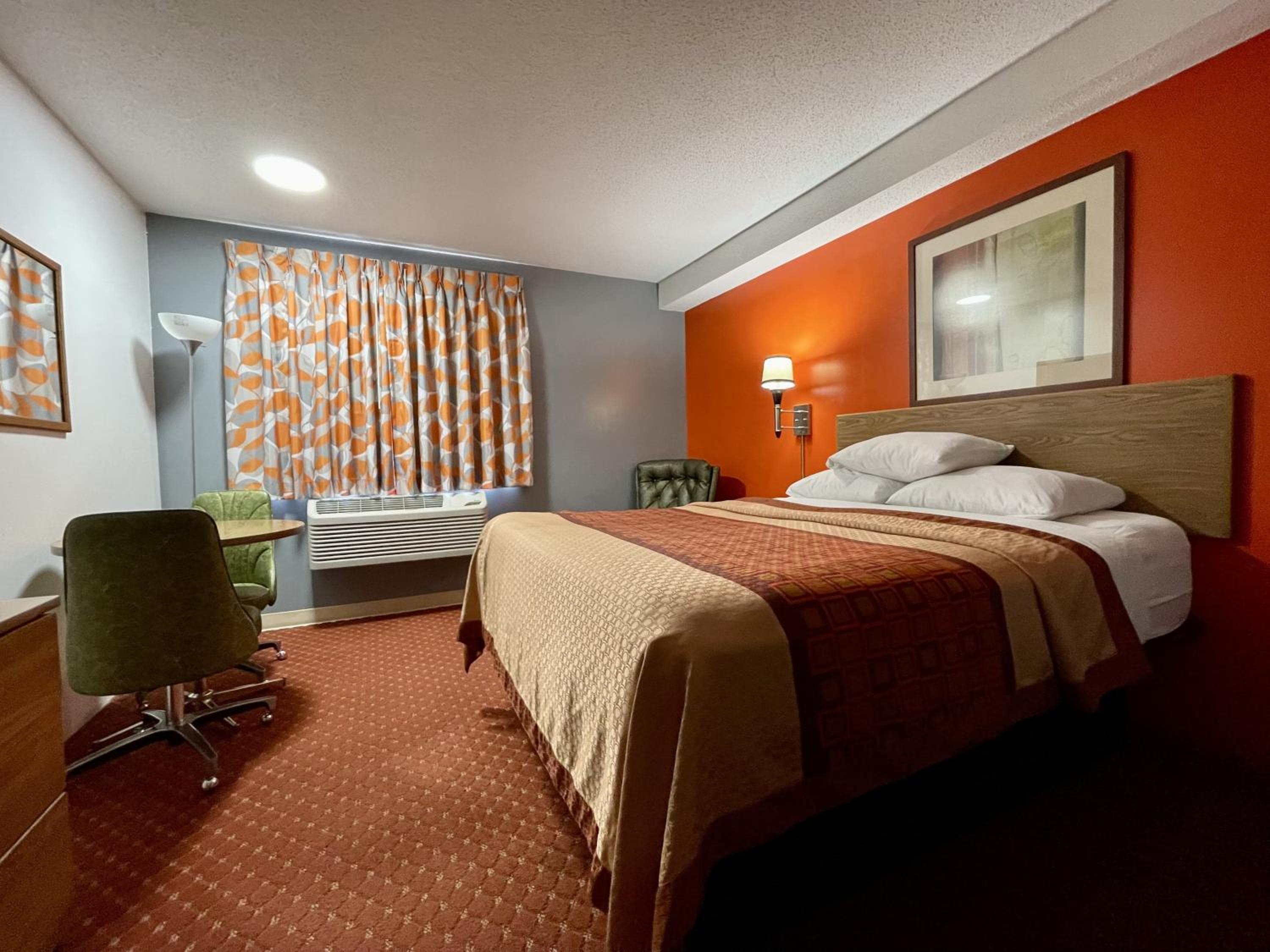 Room with One Queen Bed photo 1