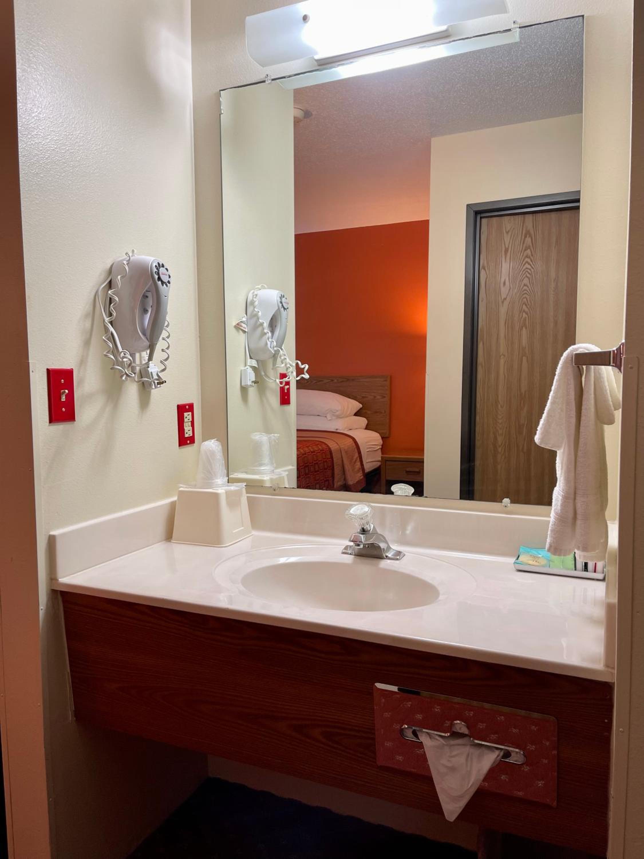 Room with One Queen Bed photo 2