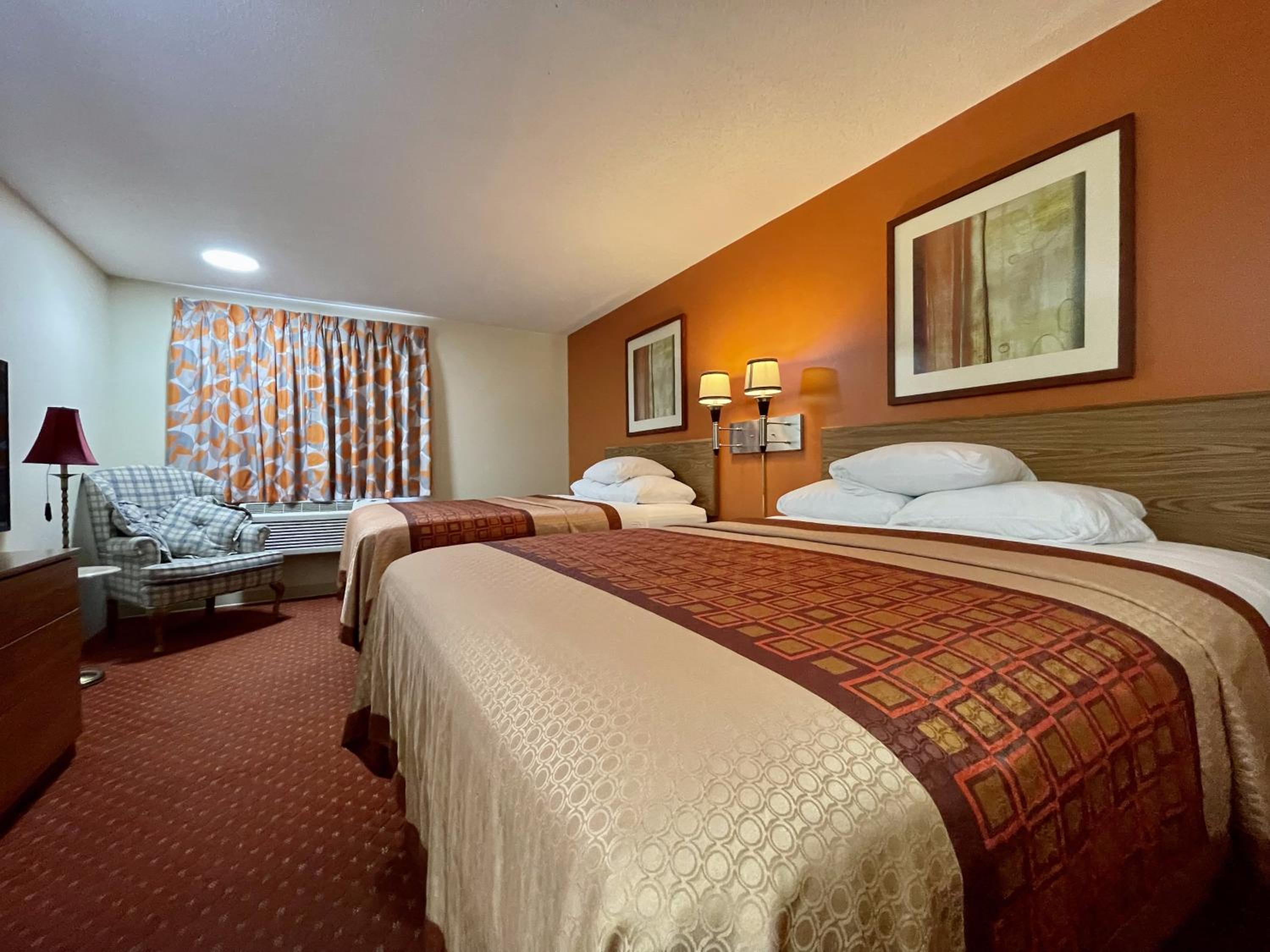 Room with Two Queen Beds photo 3