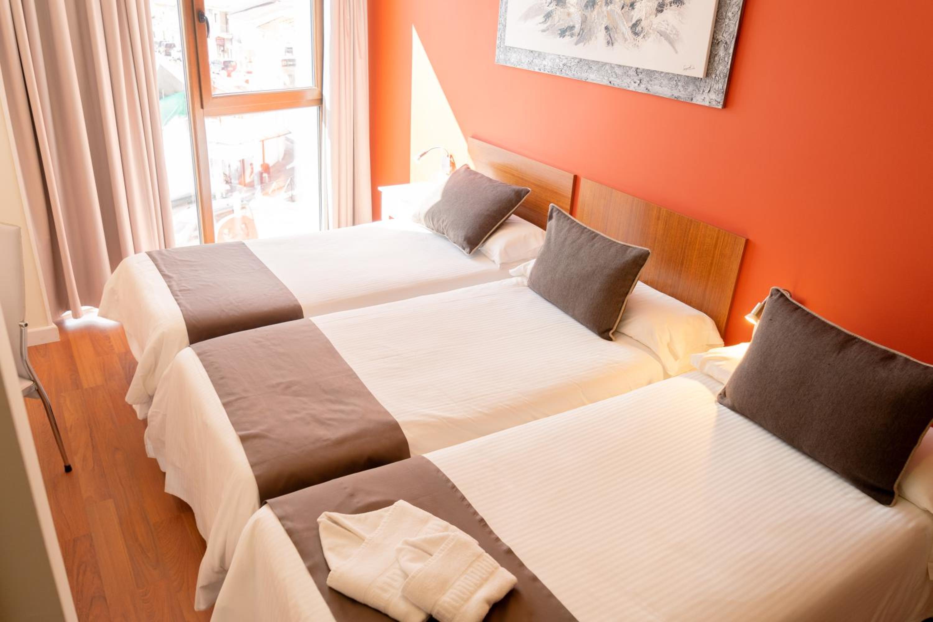 Twin Room with Extra Bed - Photo 2
