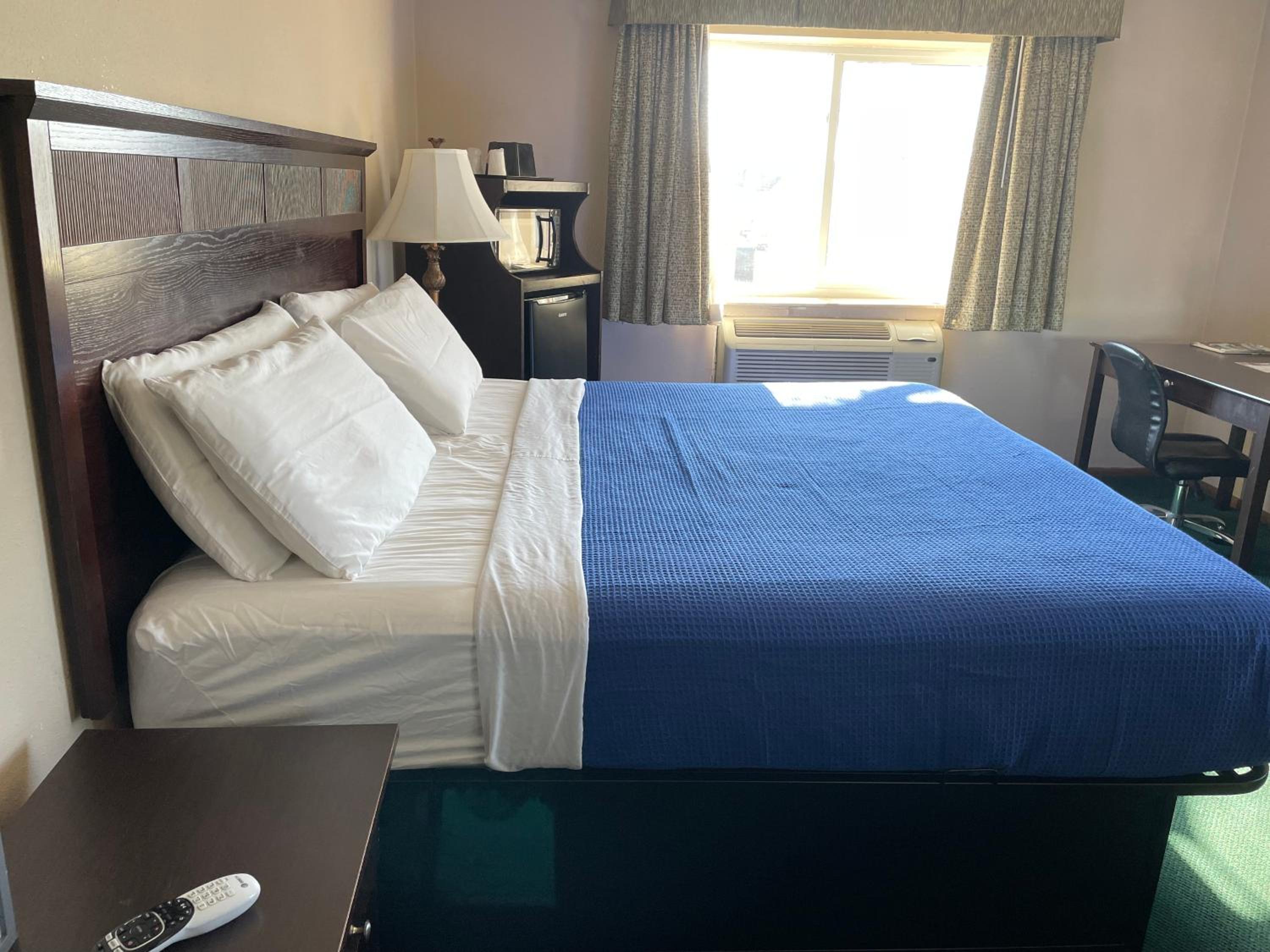 Queen Room photo 2