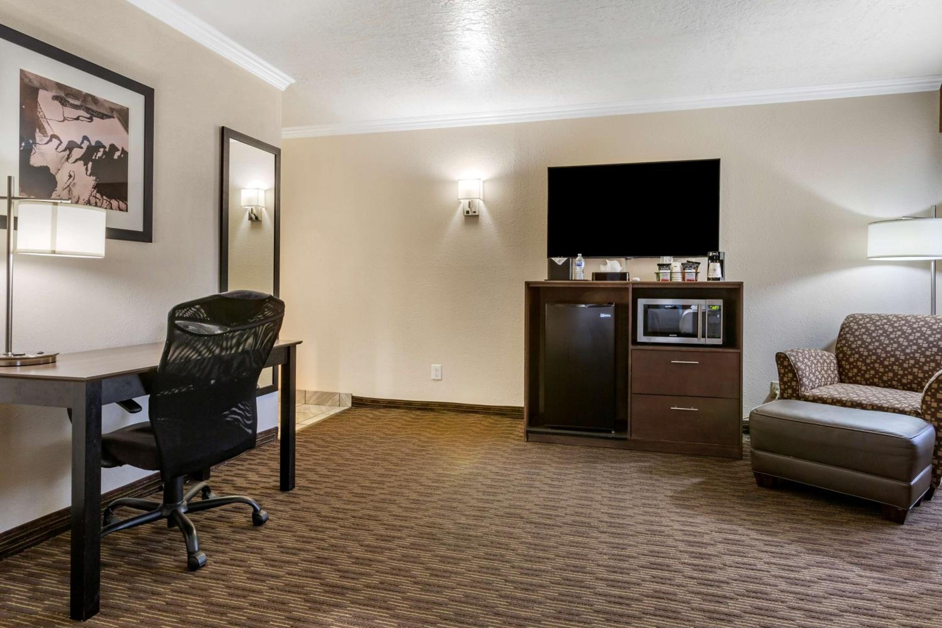Queen Room with Two Queen Beds and Sofa Bed - Non-Smoking - Photo 4