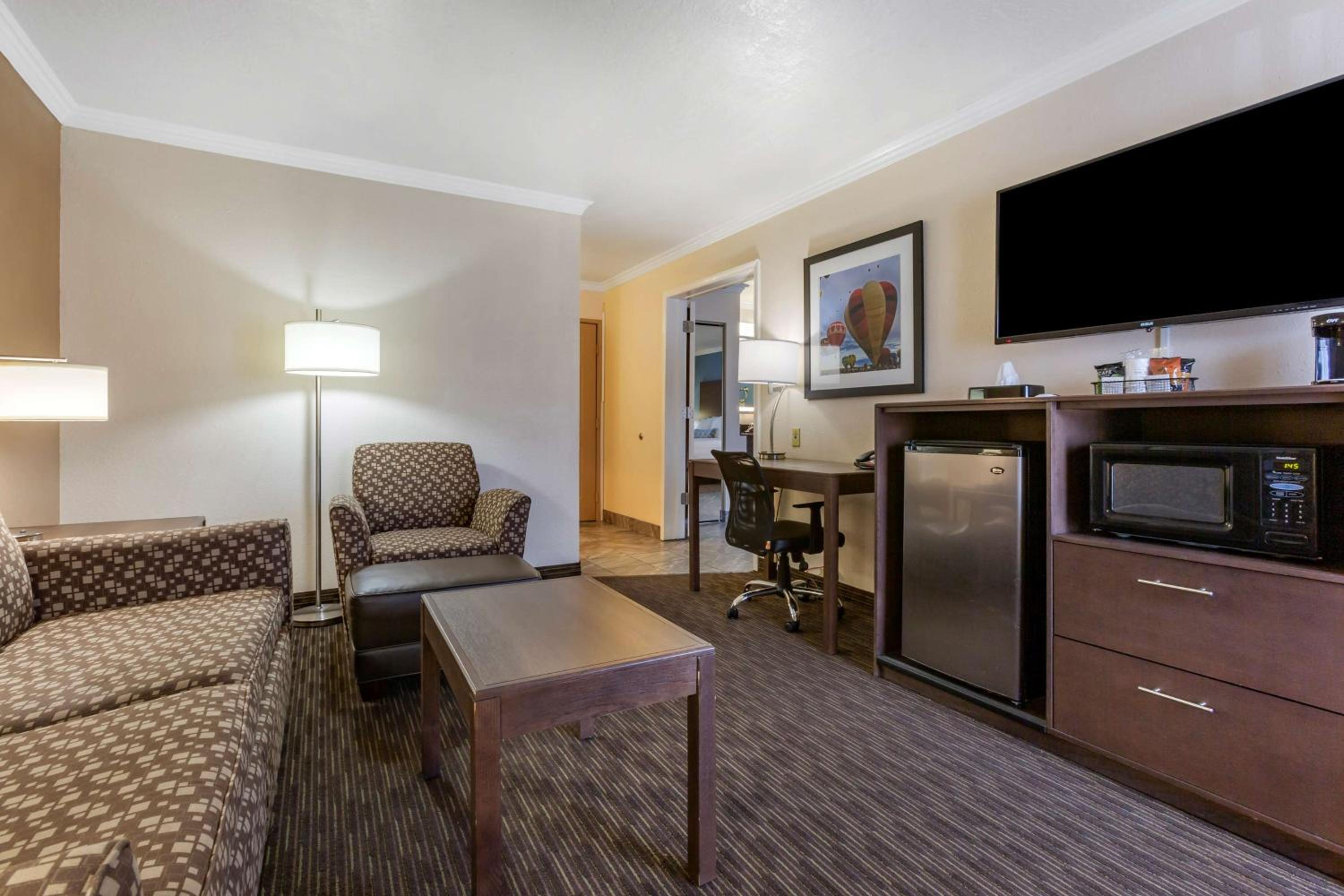 One-Bedroom King Suite with Spa Bath - Non Smoking - Photo 3
