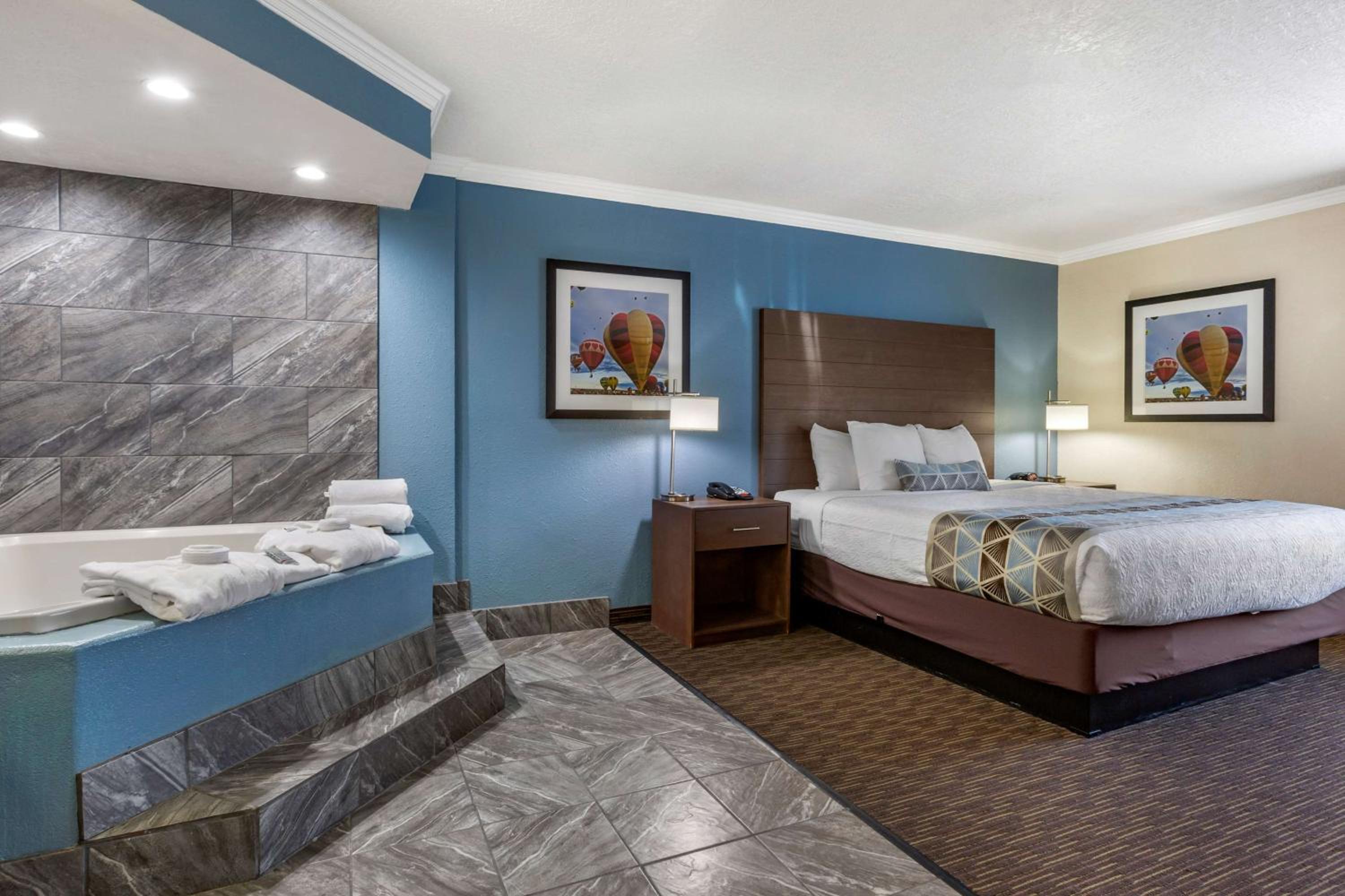One-Bedroom King Suite with Spa Bath - Non Smoking - Photo 2