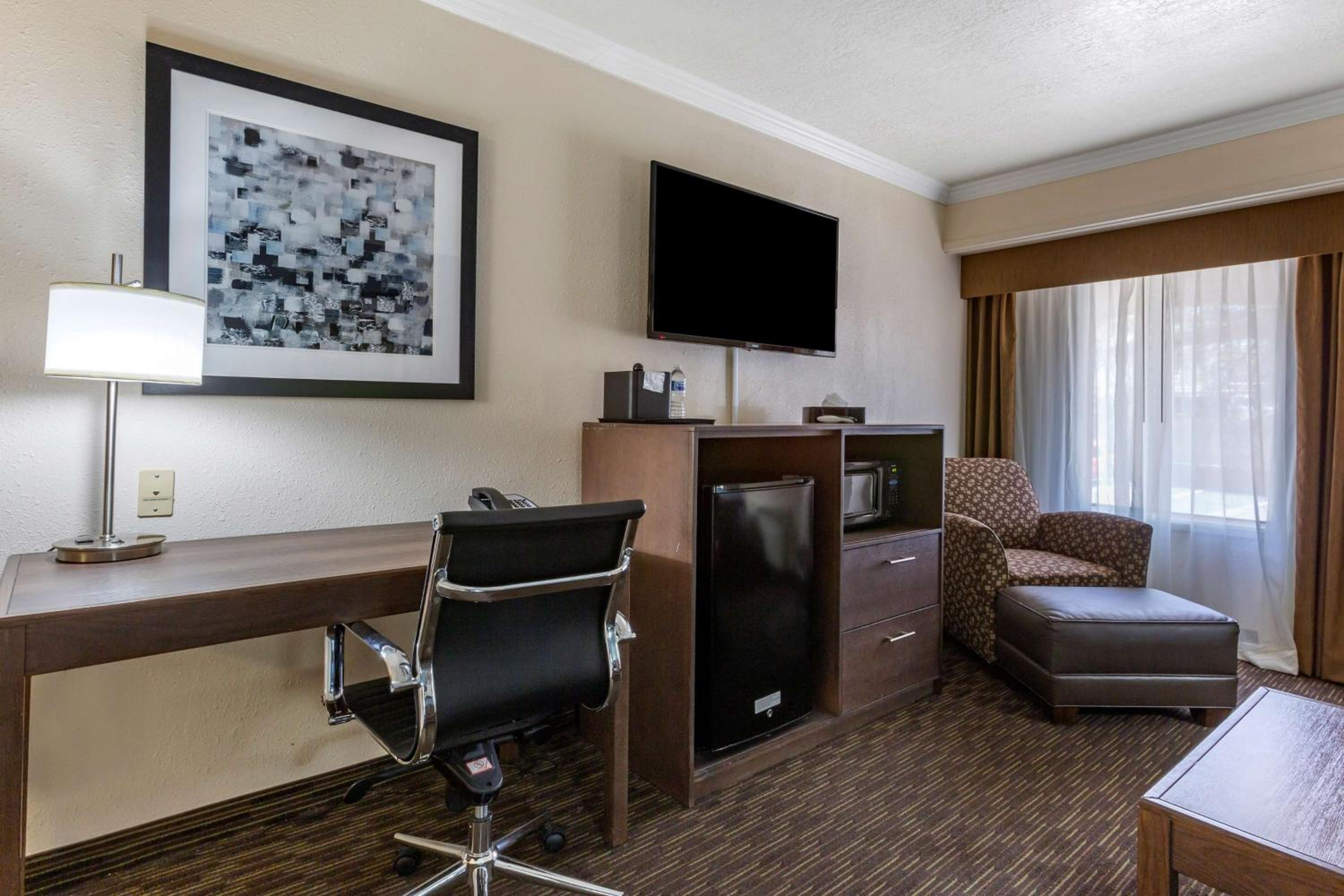 King Suite with Sofa Bed - Non Smoking - Photo 4