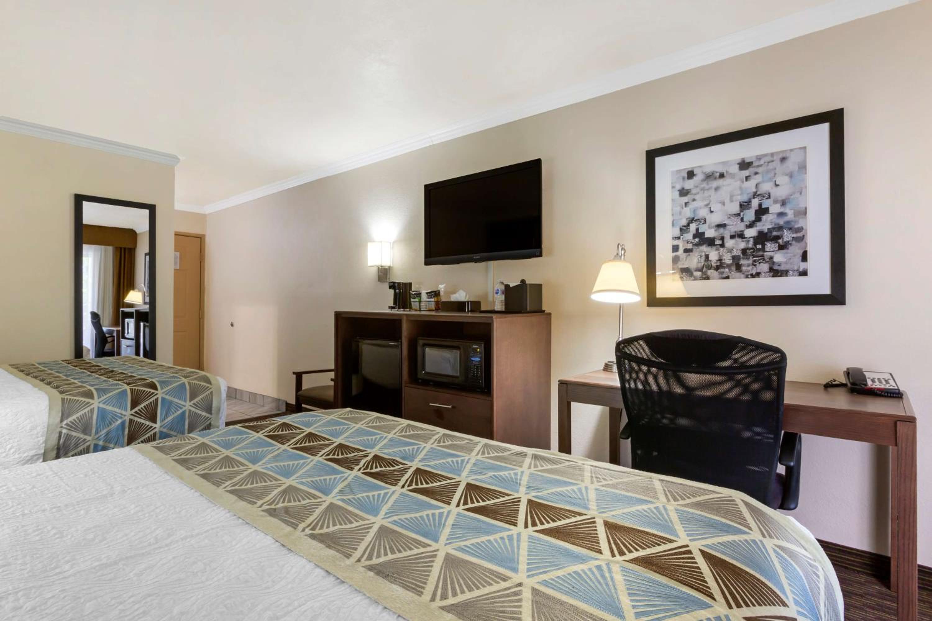 Queen Room with Two Queen Beds - Non Smoking - Photo 3