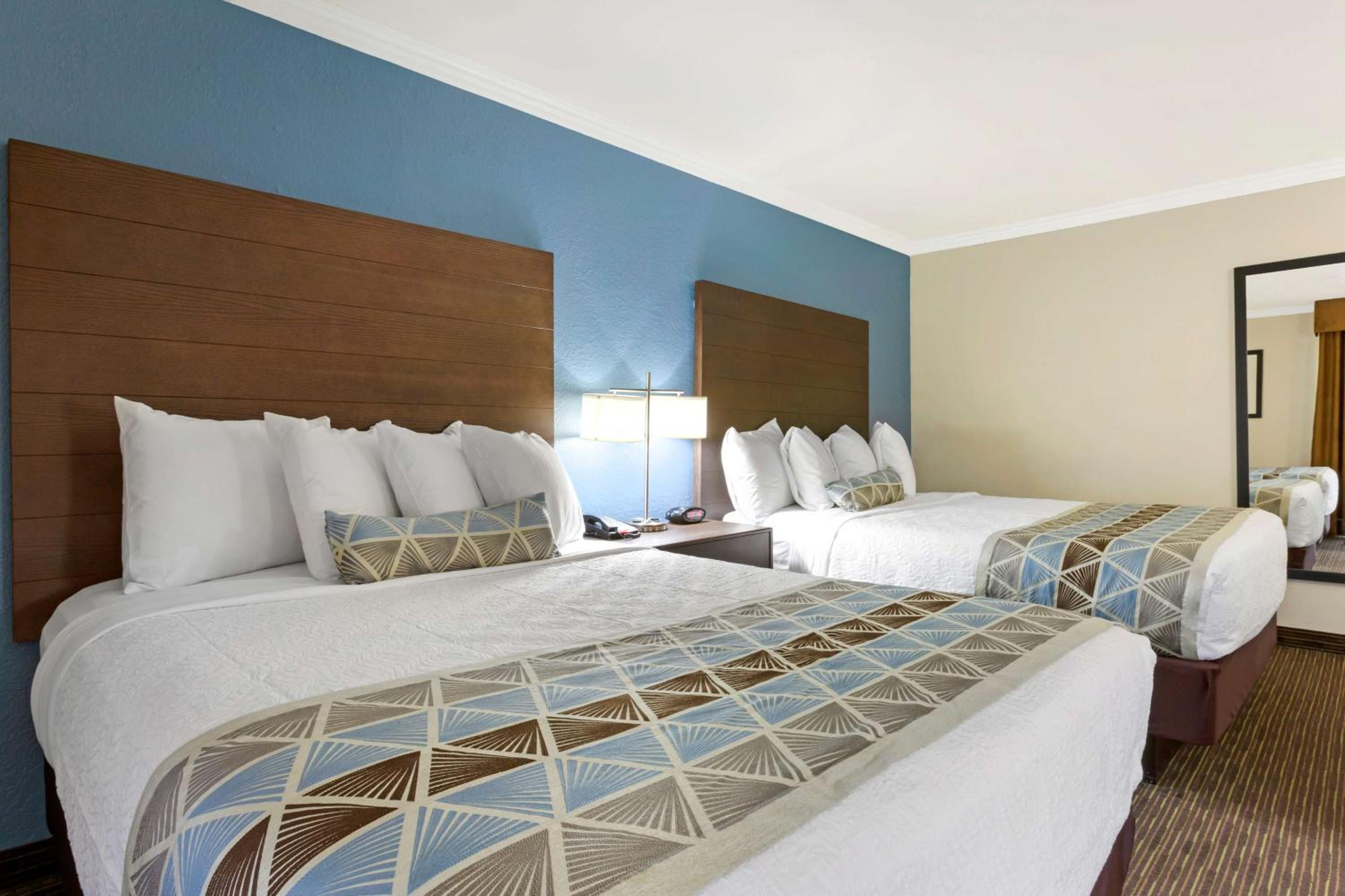 Queen Room with Two Queen Beds - Non Smoking - Photo 2
