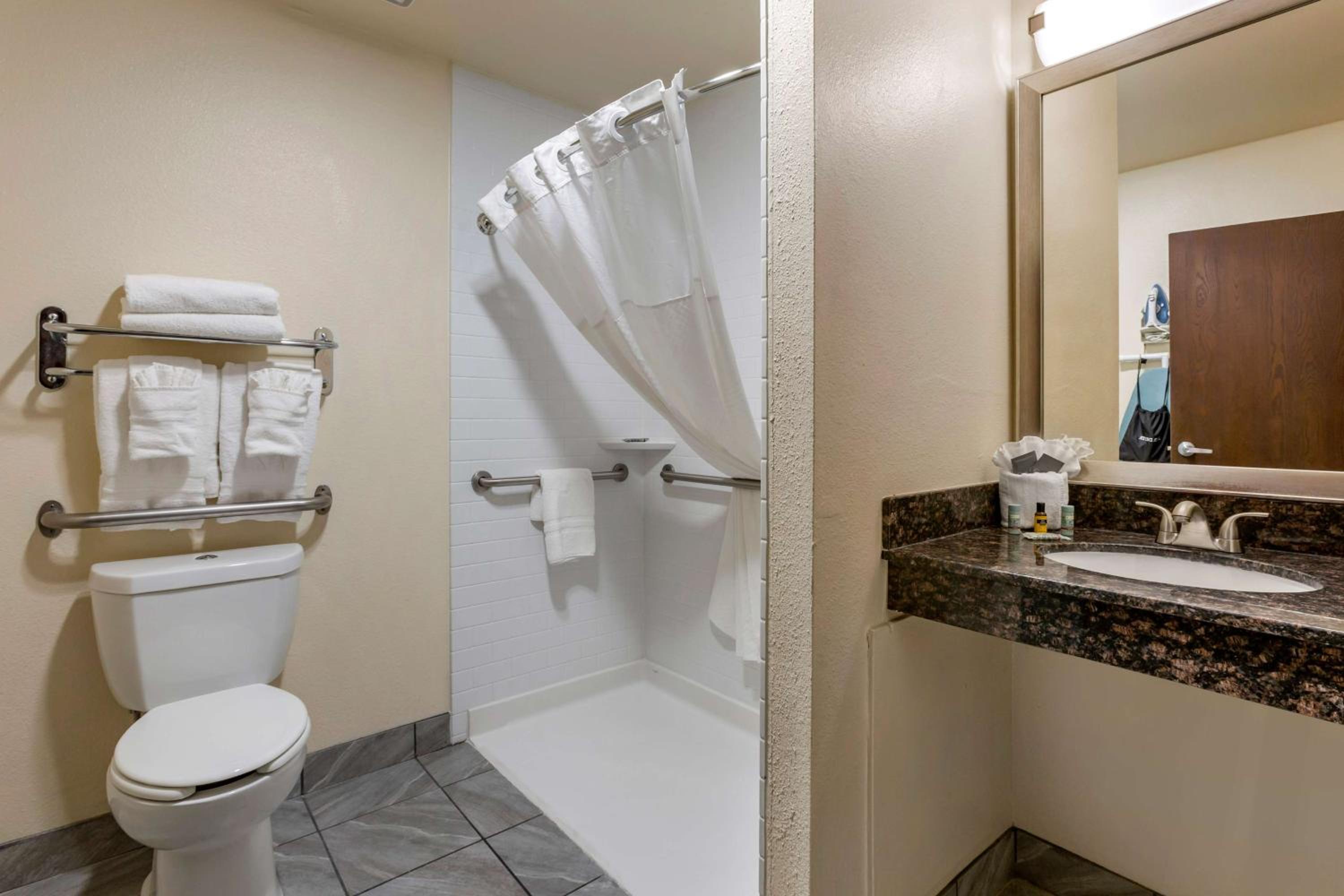 Queen Room with Two Queen Beds with Roll-In Shower - Mobility Access - Photo 4
