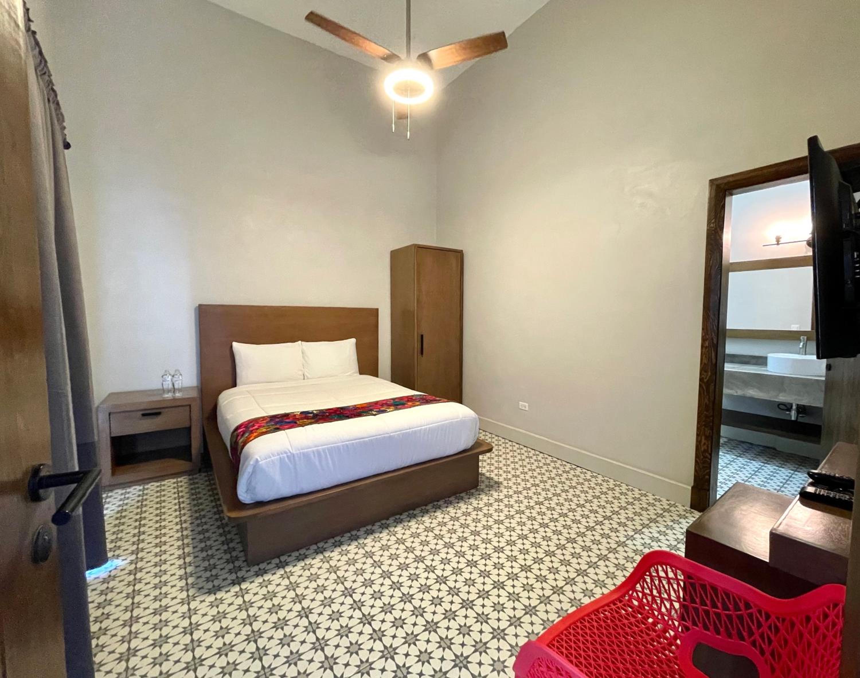Queen Room with Balcony - Photo 1