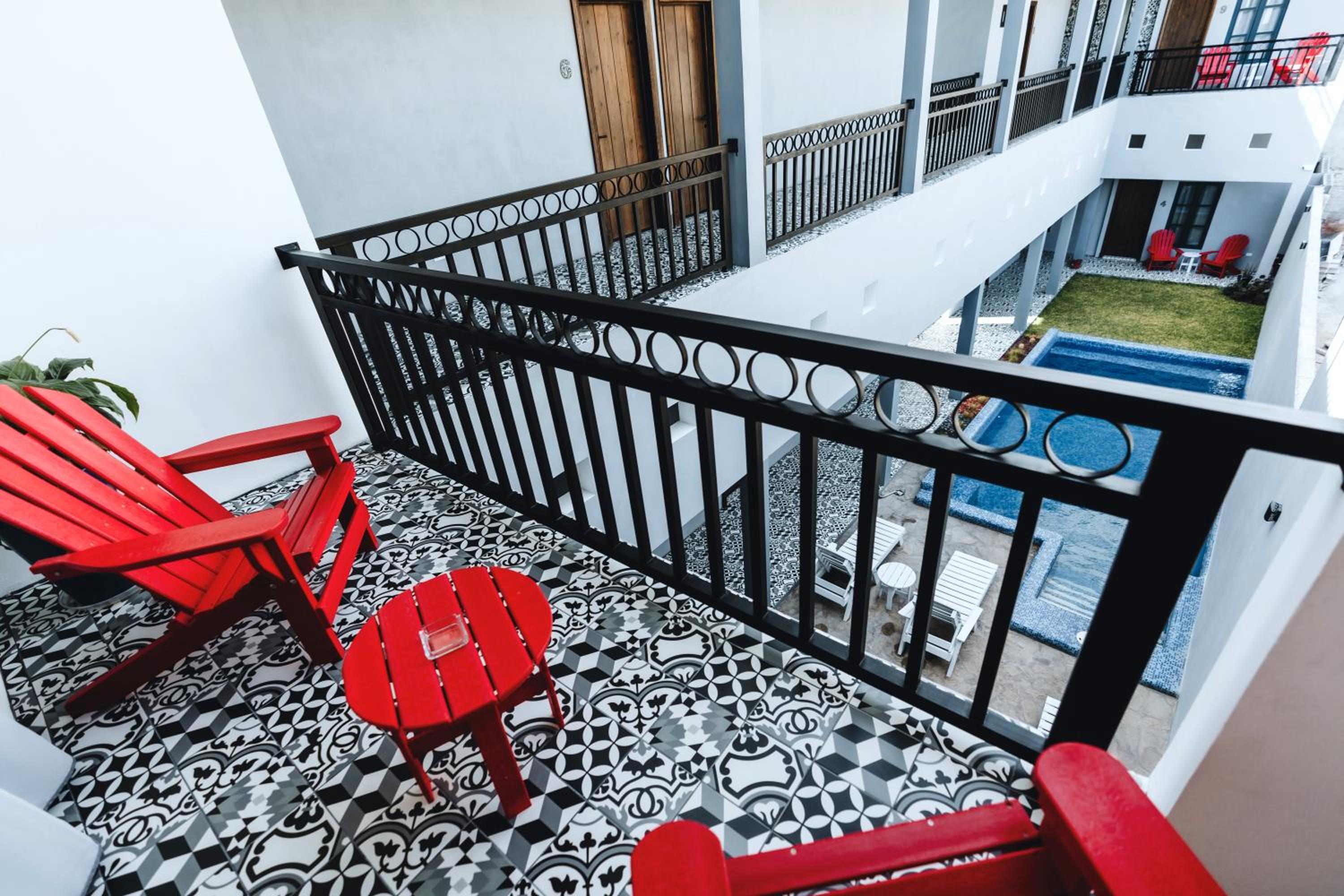 Queen Room with Balcony - Photo 5