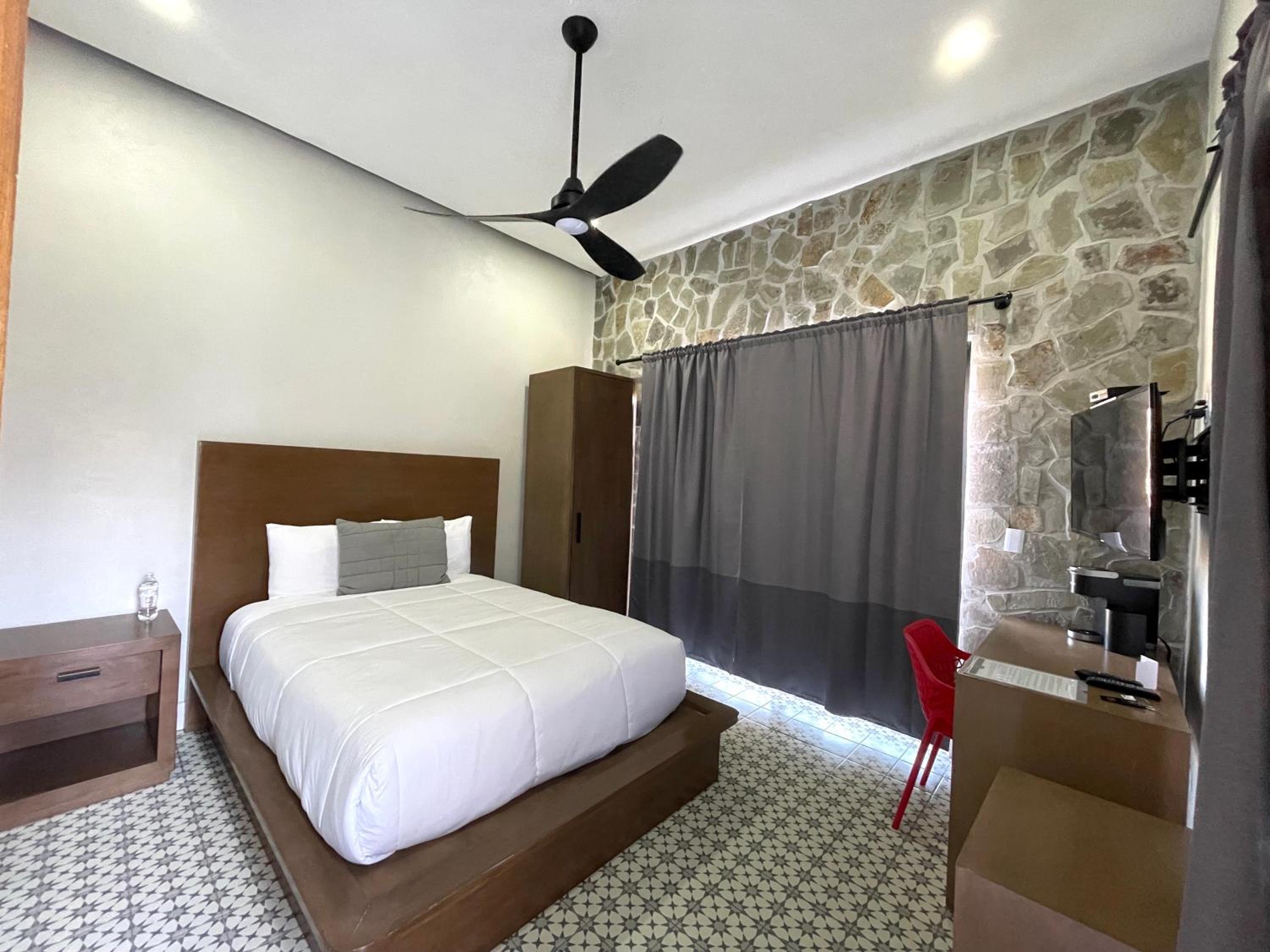 Queen Room with Garden View - Photo 1