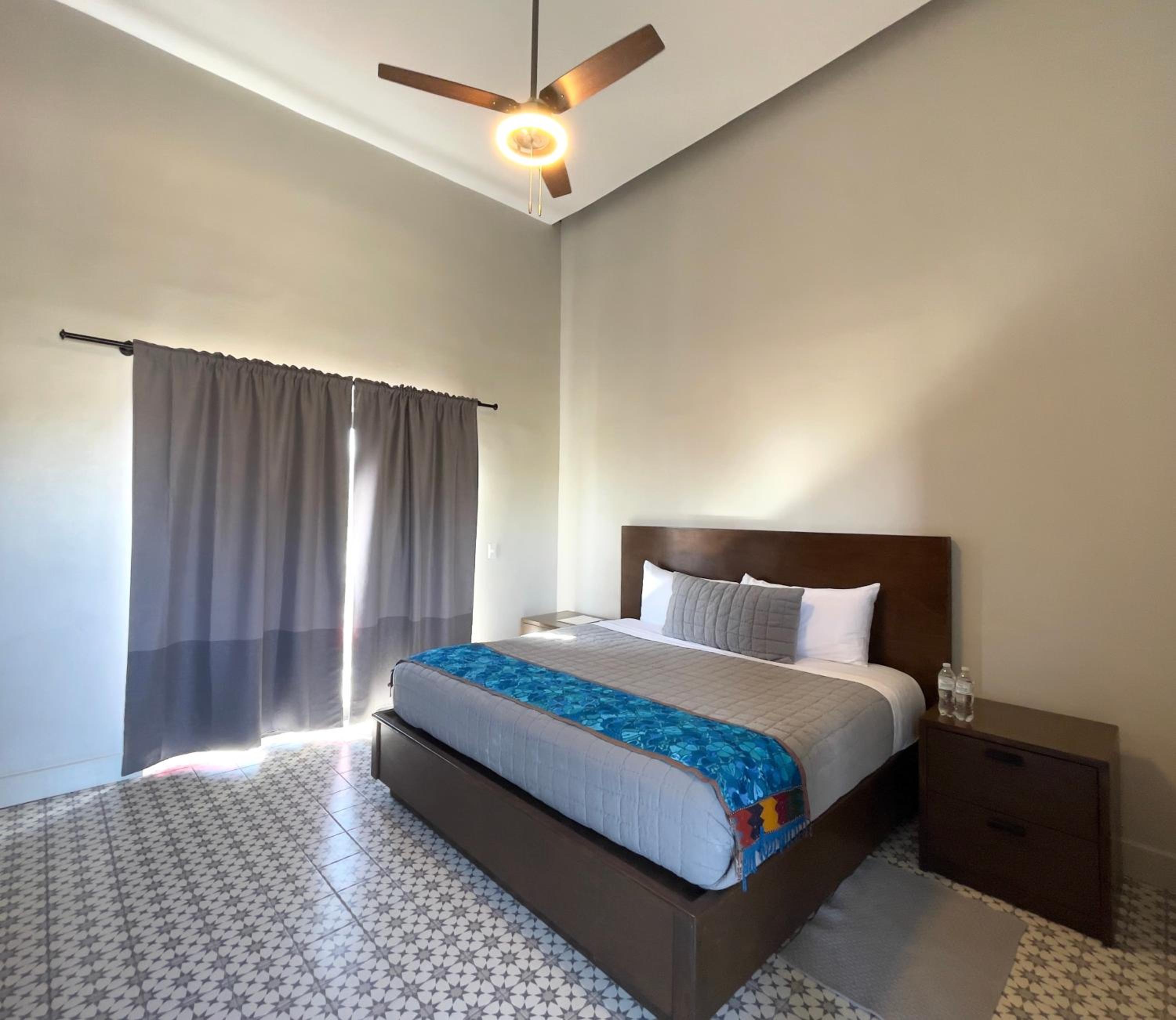 King Room with Balcony - Photo 4