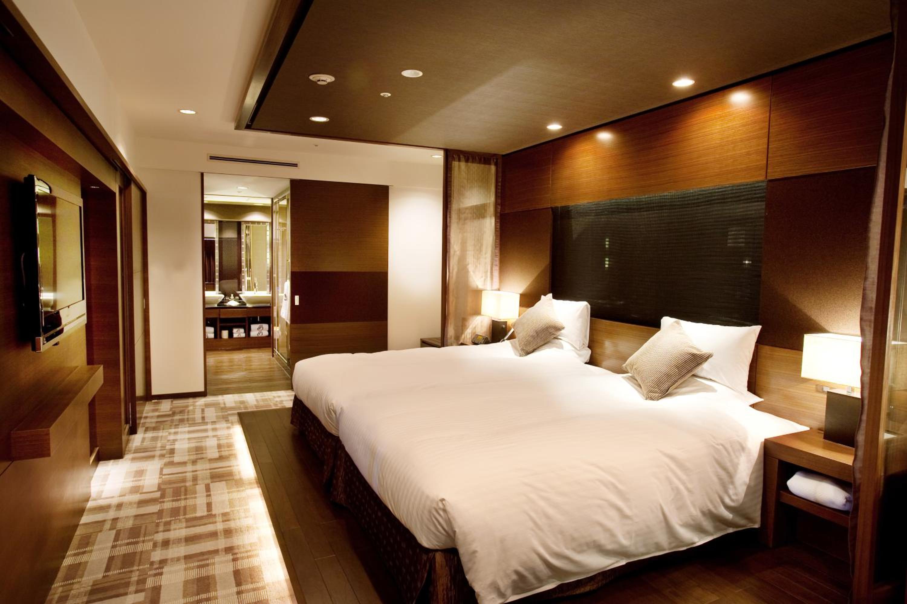 Luxury Suite - Non-Smoking thumbnail 6