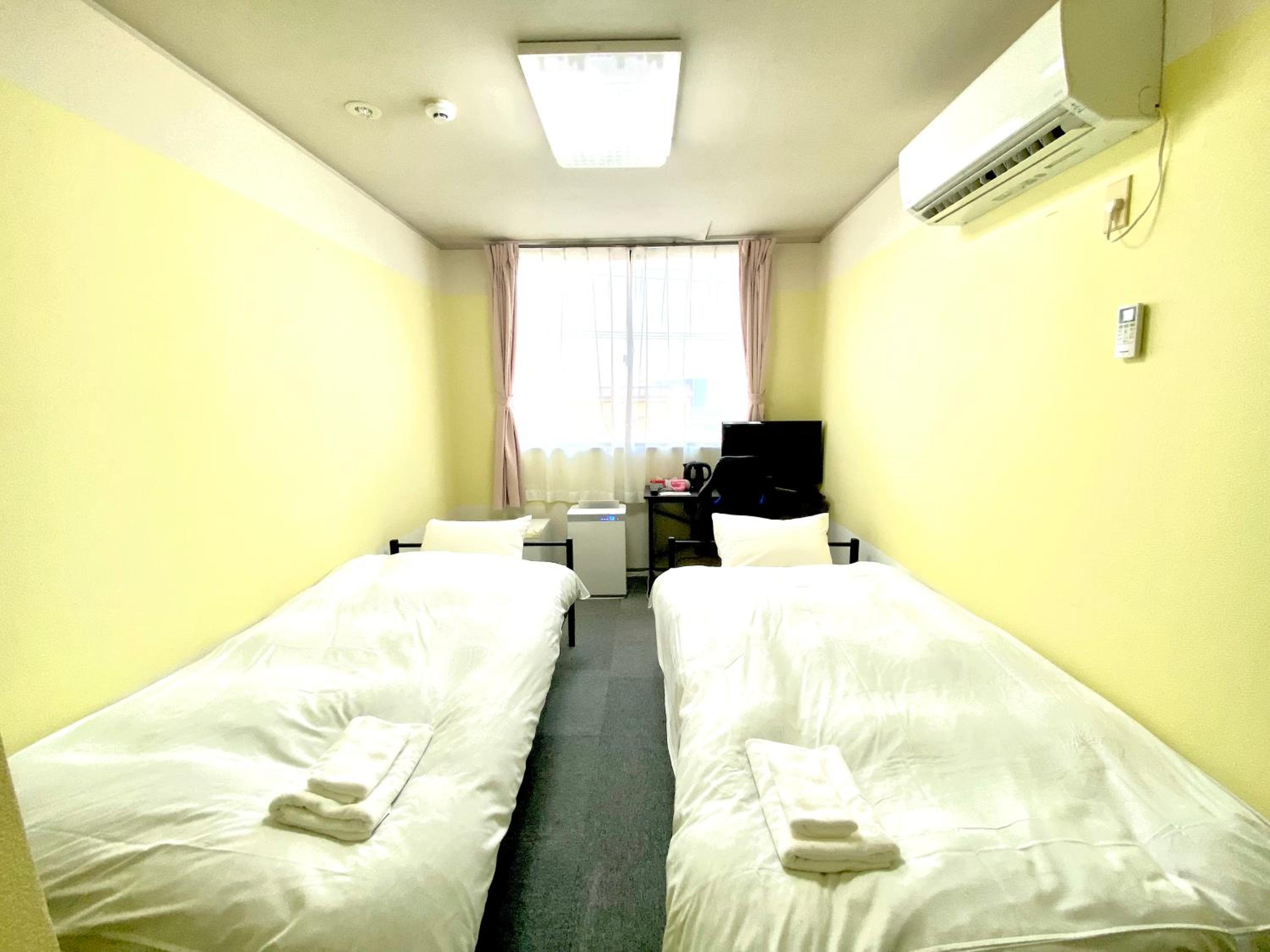 Twin Room with Shower - Photo 2