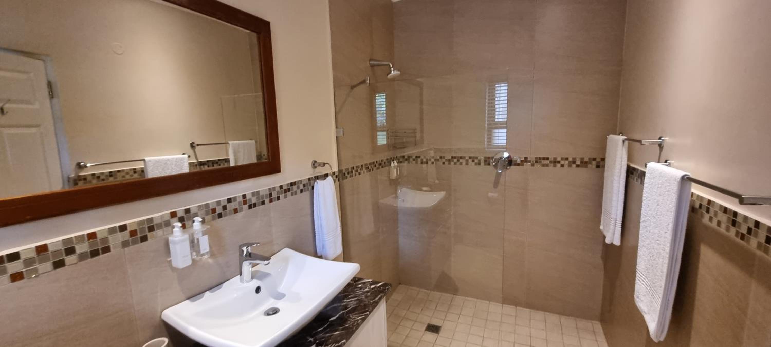 Deluxe Double or Twin Room with Mountain View - Photo 7