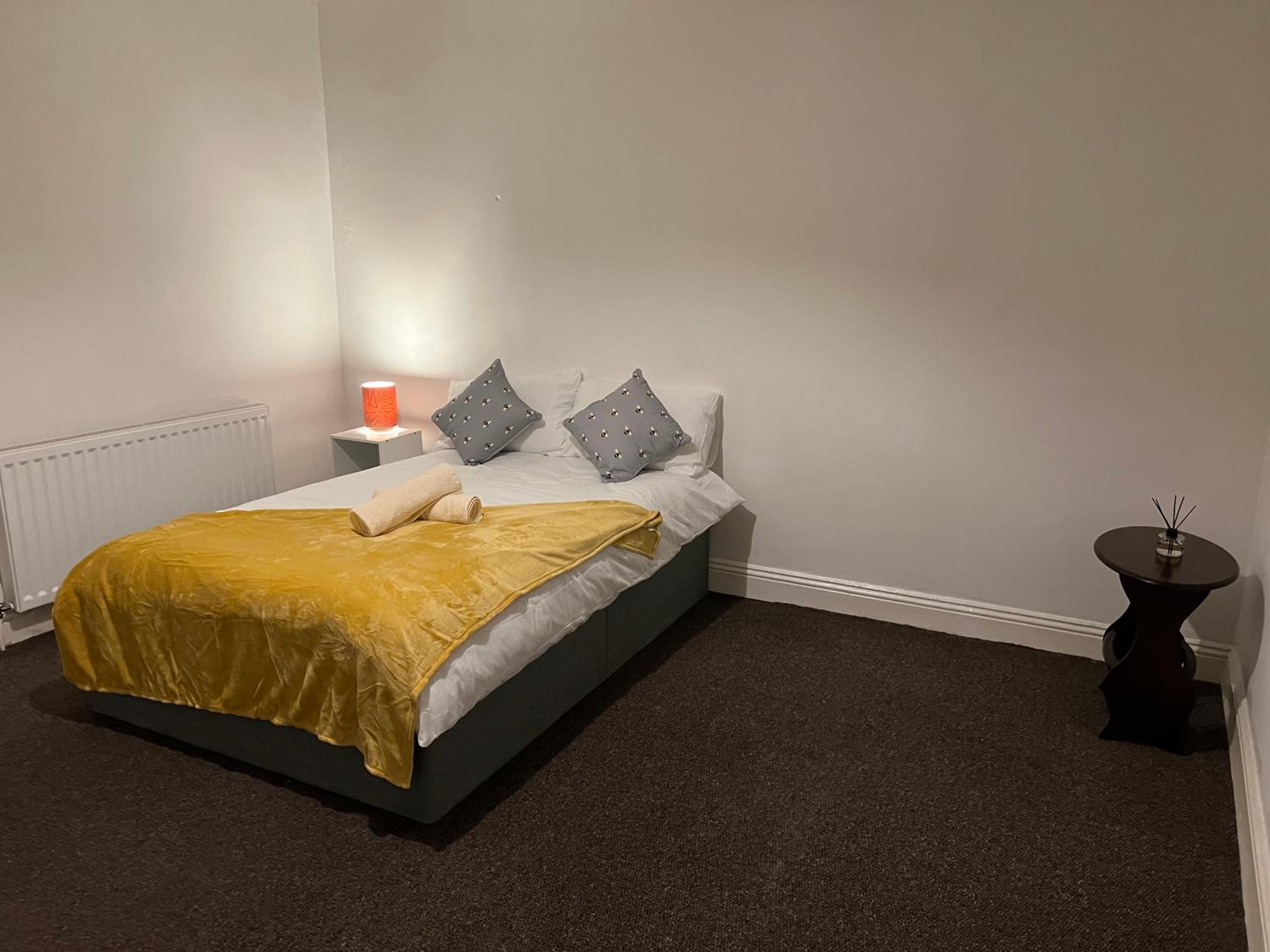 Two-Bedroom House - Photo 2