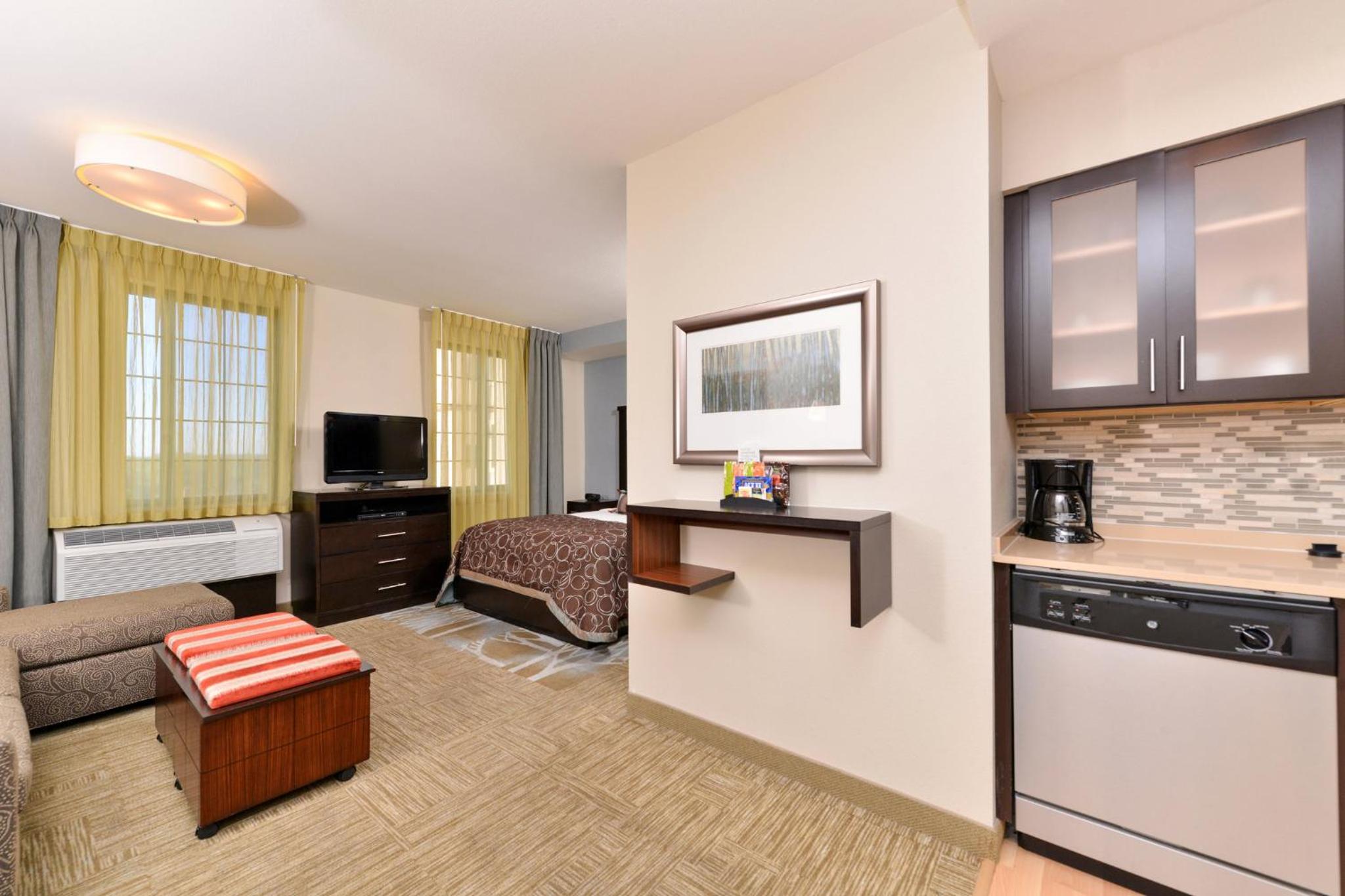 Queen Studio Suite - Photo 1