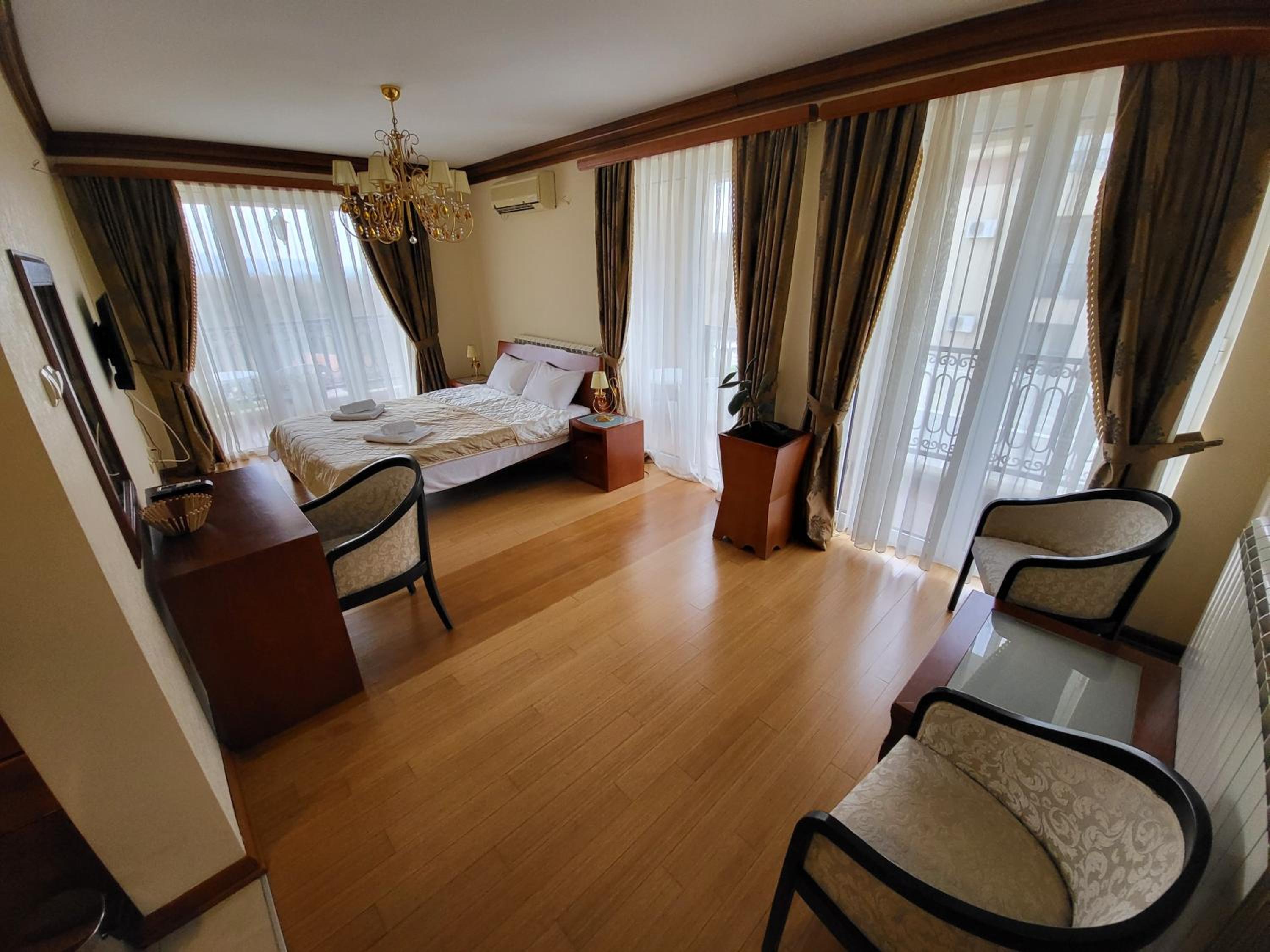 Deluxe Suite photo 2