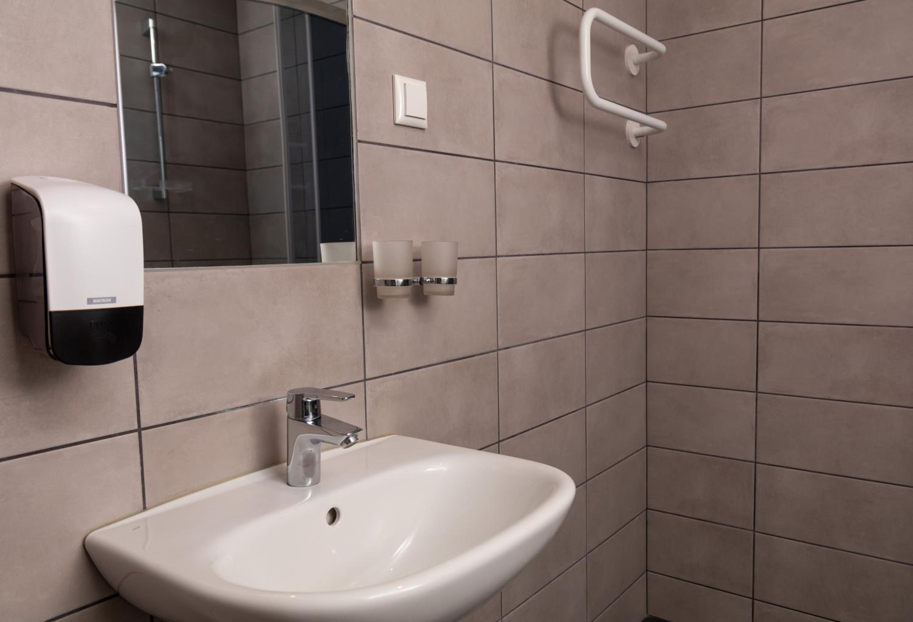 Standard Twin Room - Photo 2