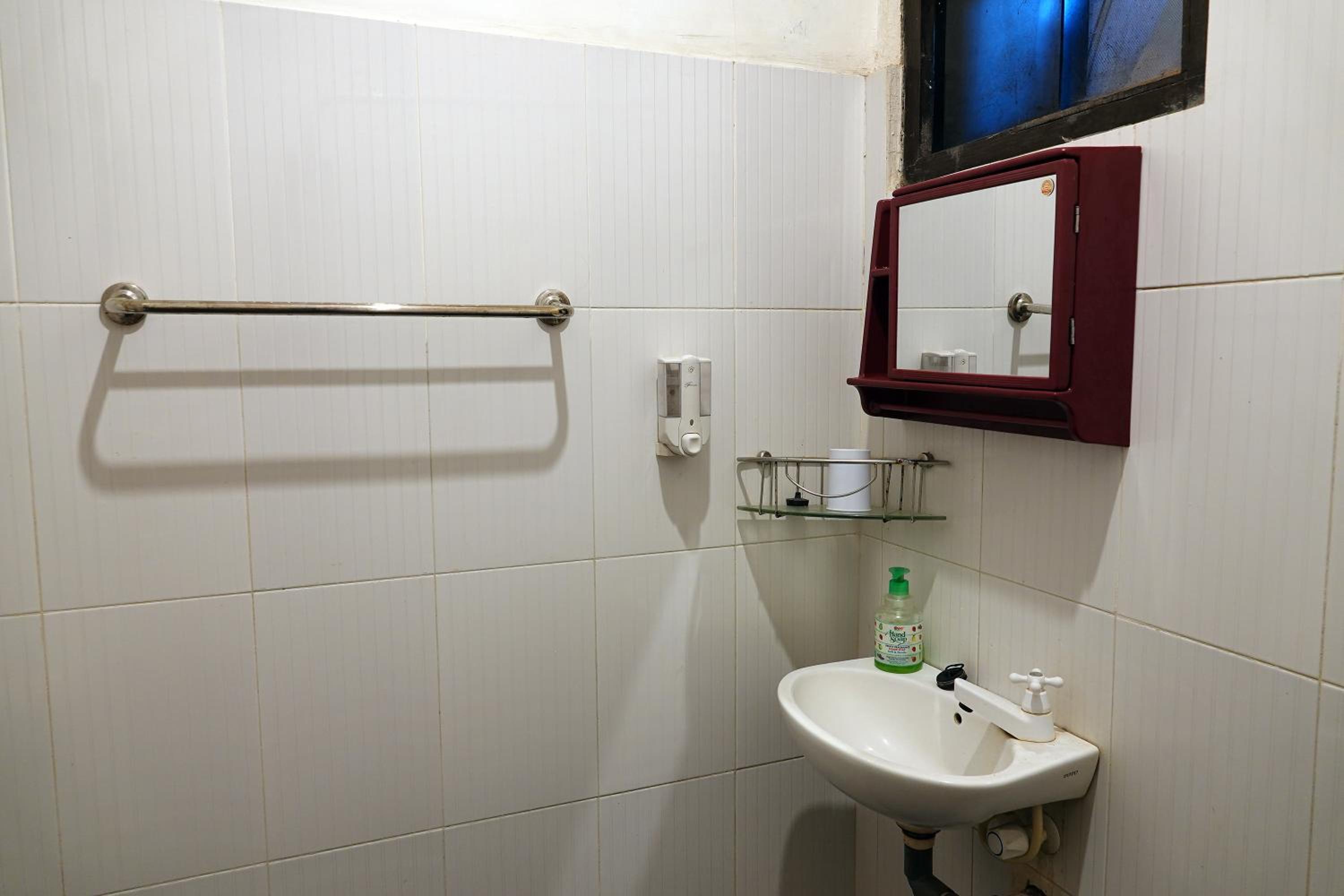 Twin Room with Private Bathroom photo 3