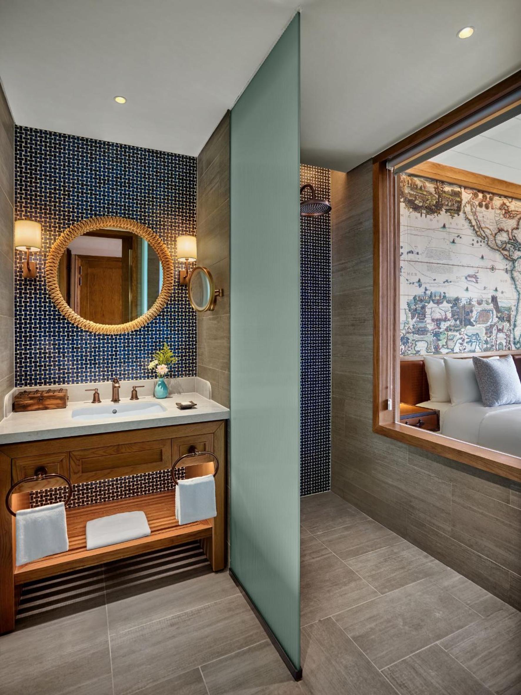 Superior King Room with Balcony and Sea View - Photo 4