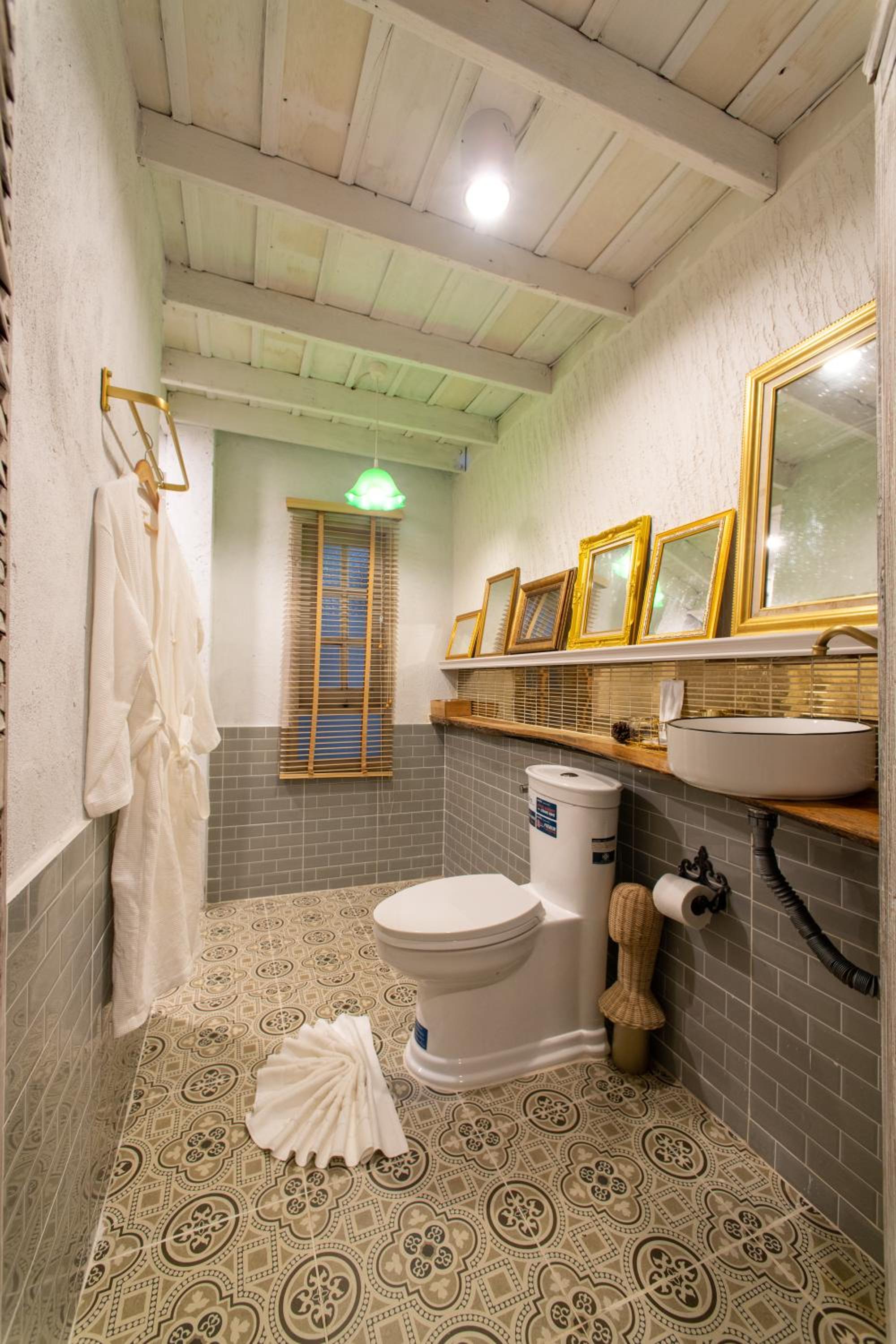 Deluxe Family Suite - Photo 11