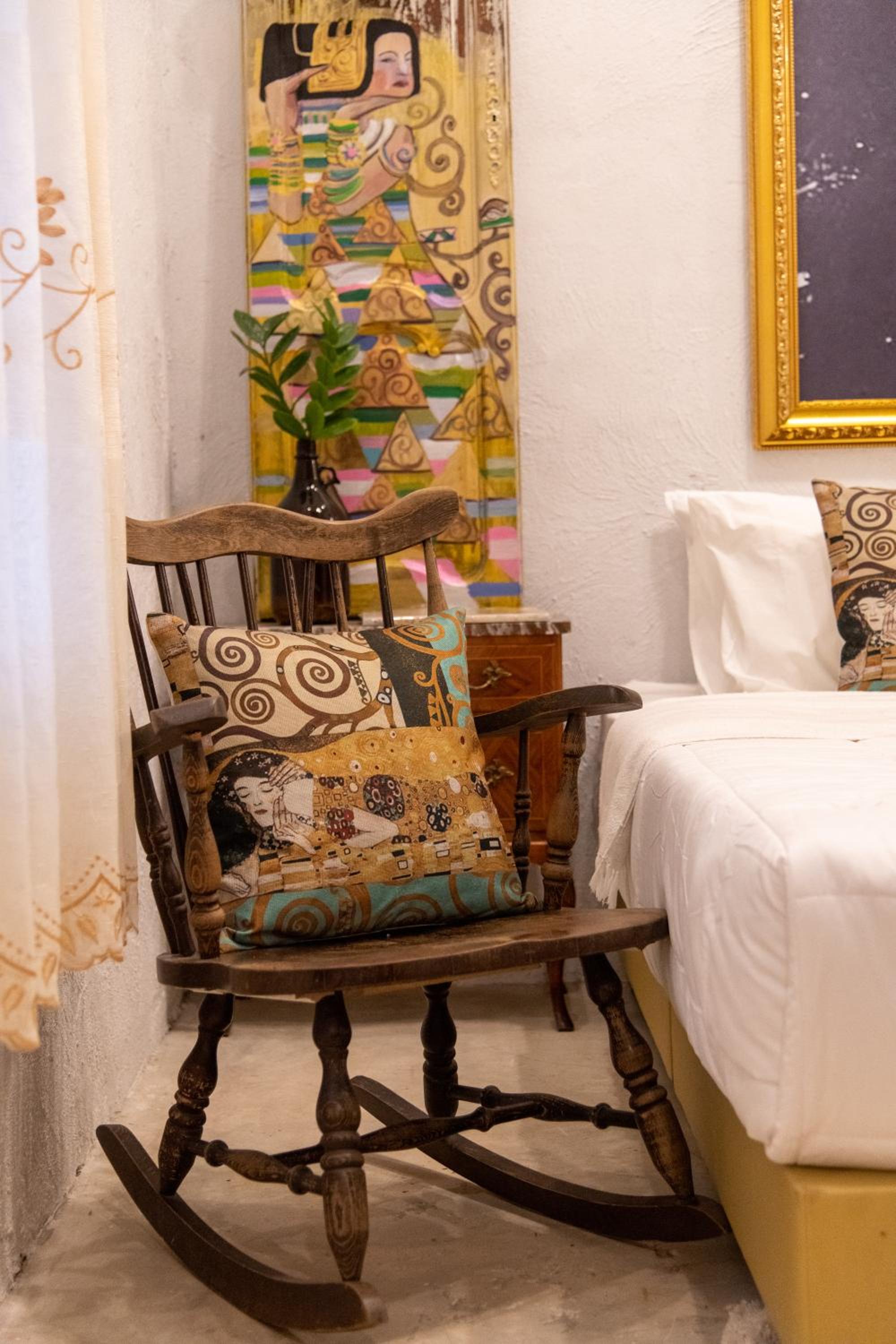 Deluxe Family Suite - Photo 8