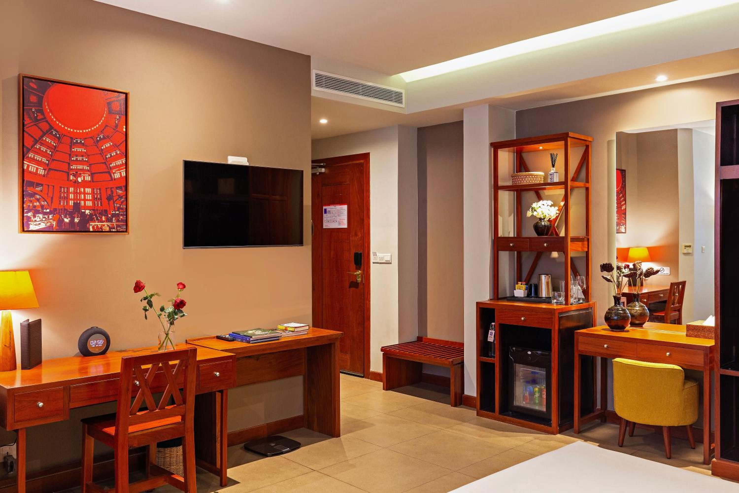 Junior Suite with Balcony - Photo 2
