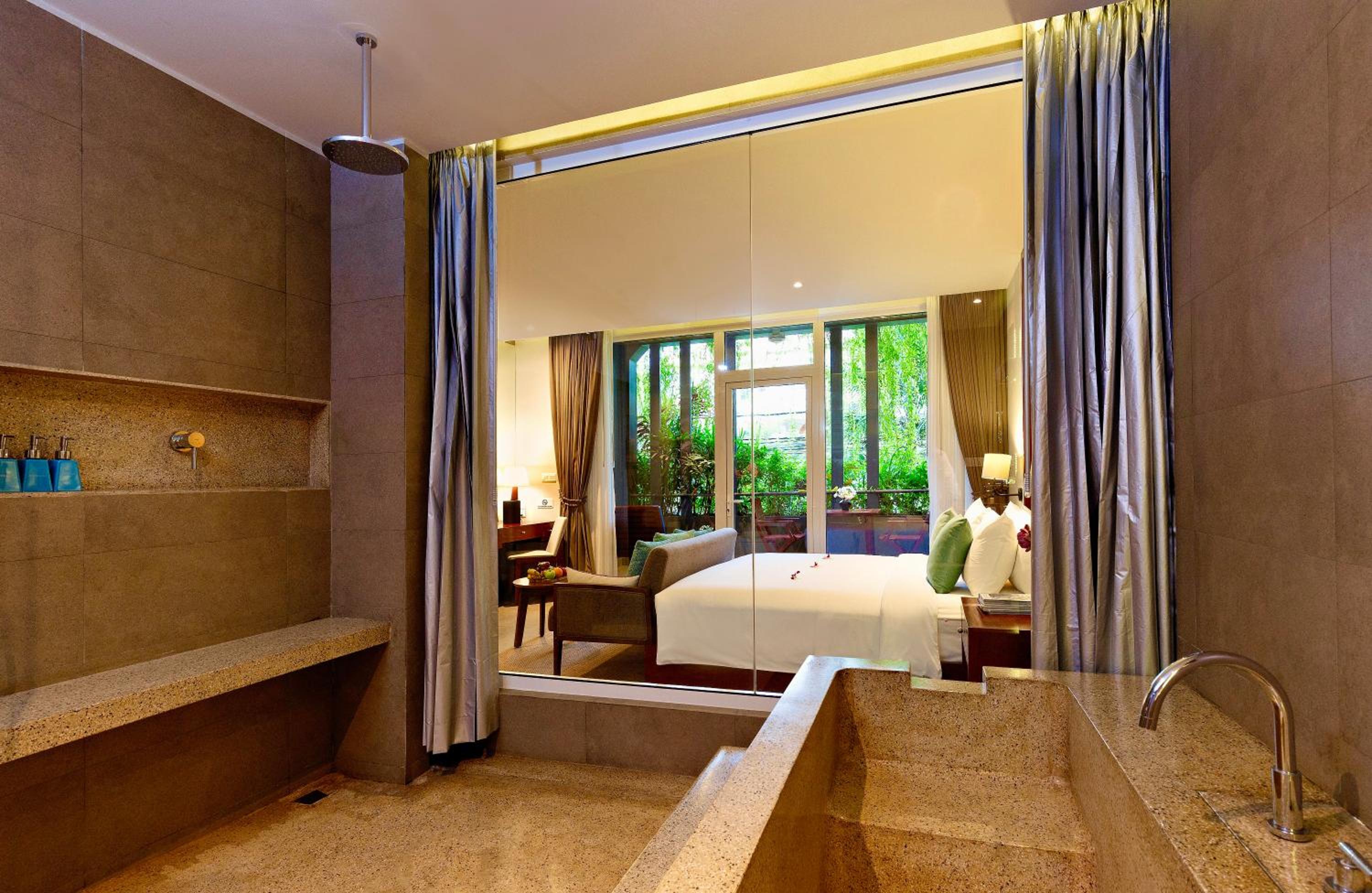 Junior Suite with Balcony - Photo 12