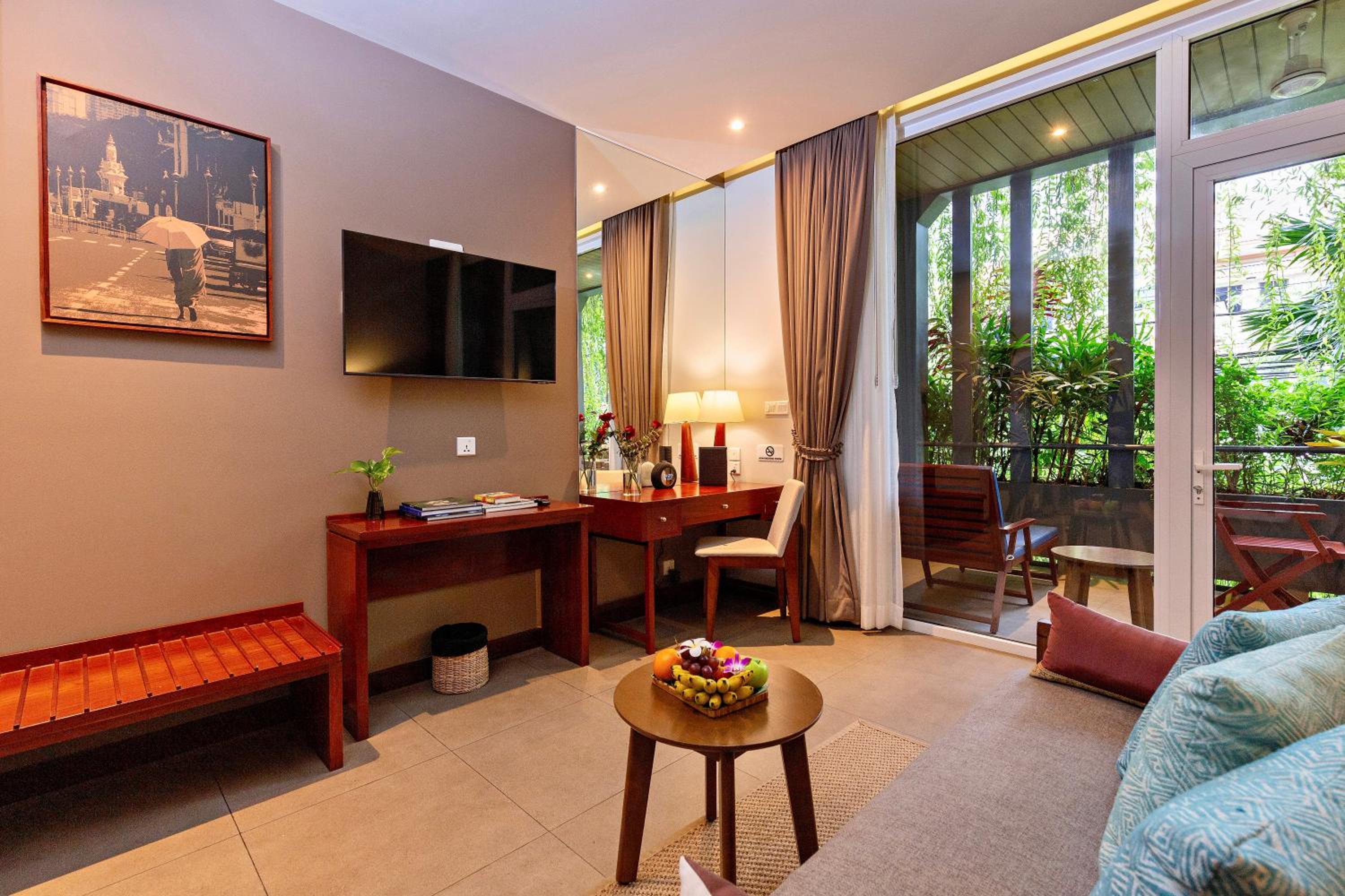 Junior Suite with Balcony - Photo 14