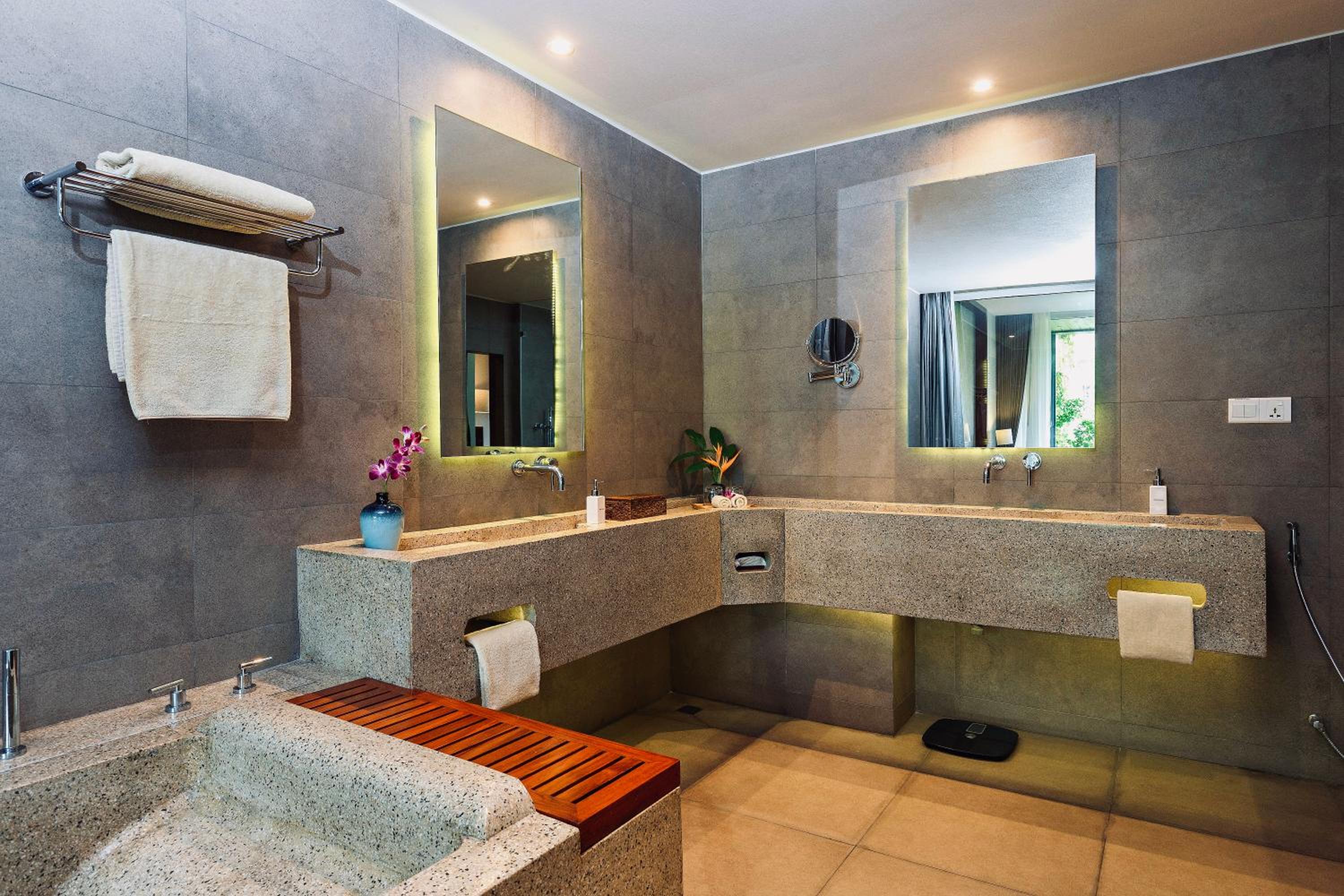 Junior Suite with Balcony - Photo 11