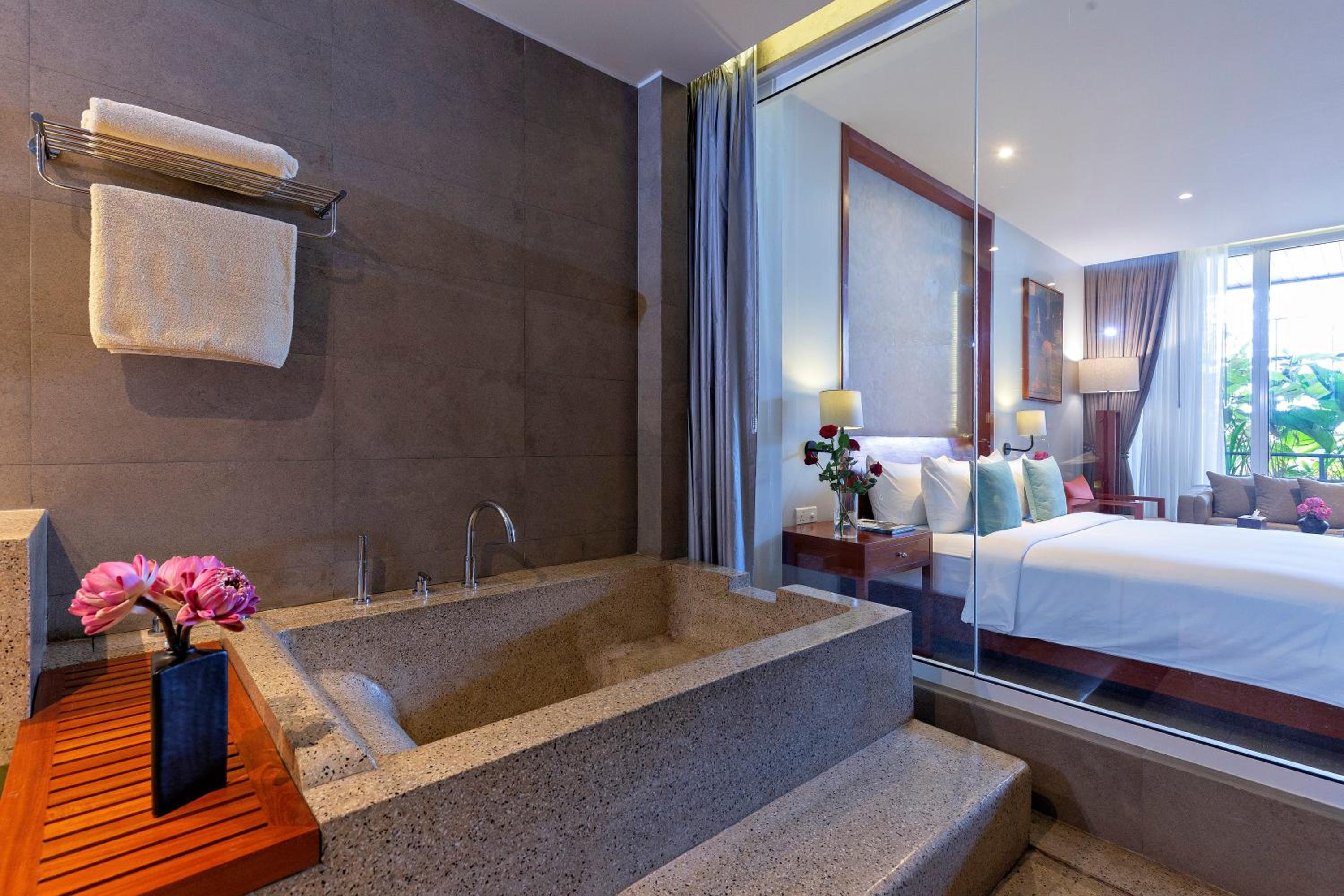 Junior Suite with Balcony - Photo 13
