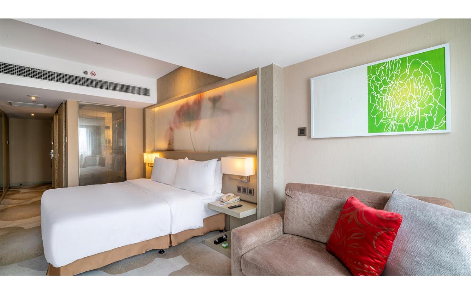 Premium King Room - Photo 3