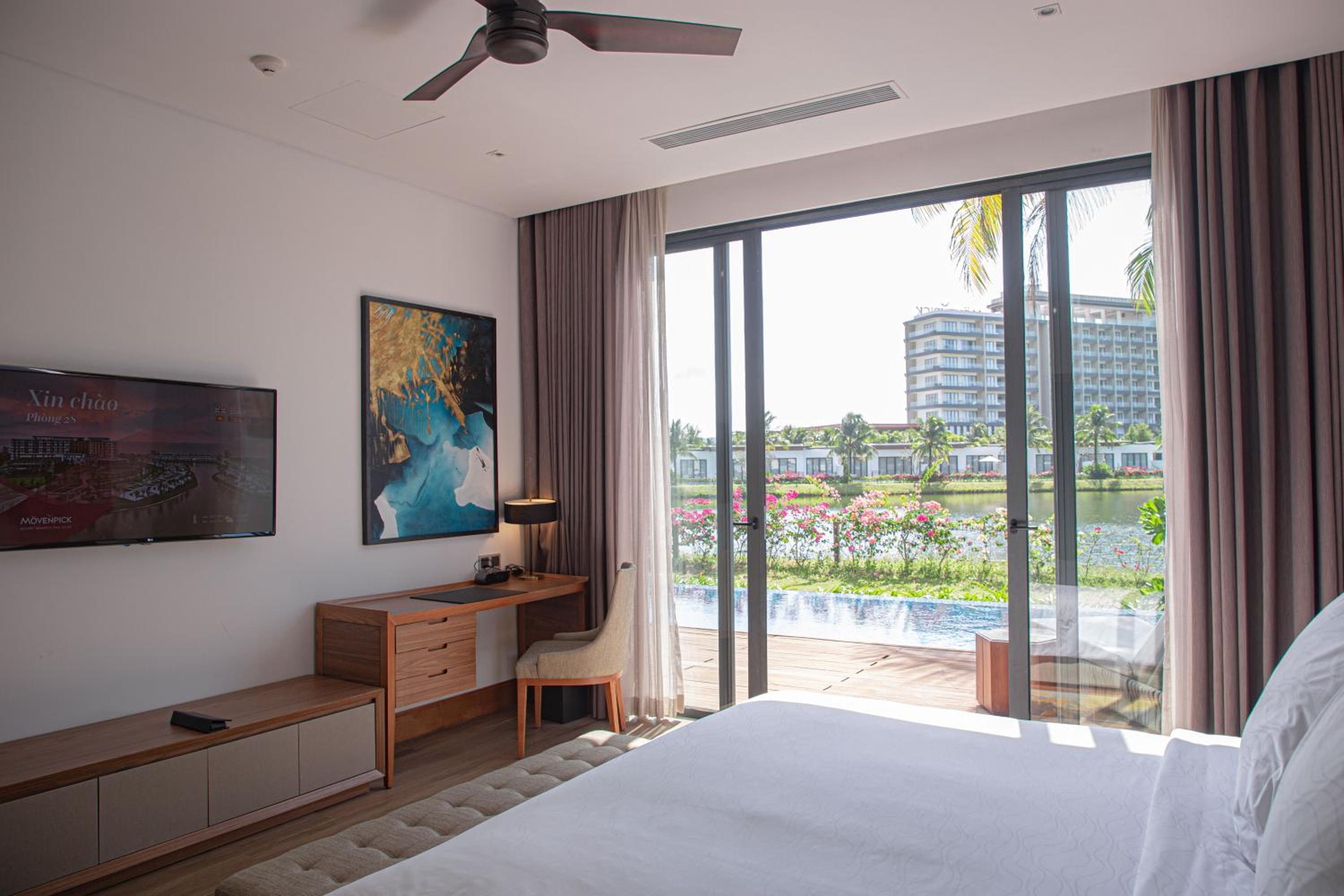Three-Bedroom Villa with Private Pool and Lake View - Photo 11