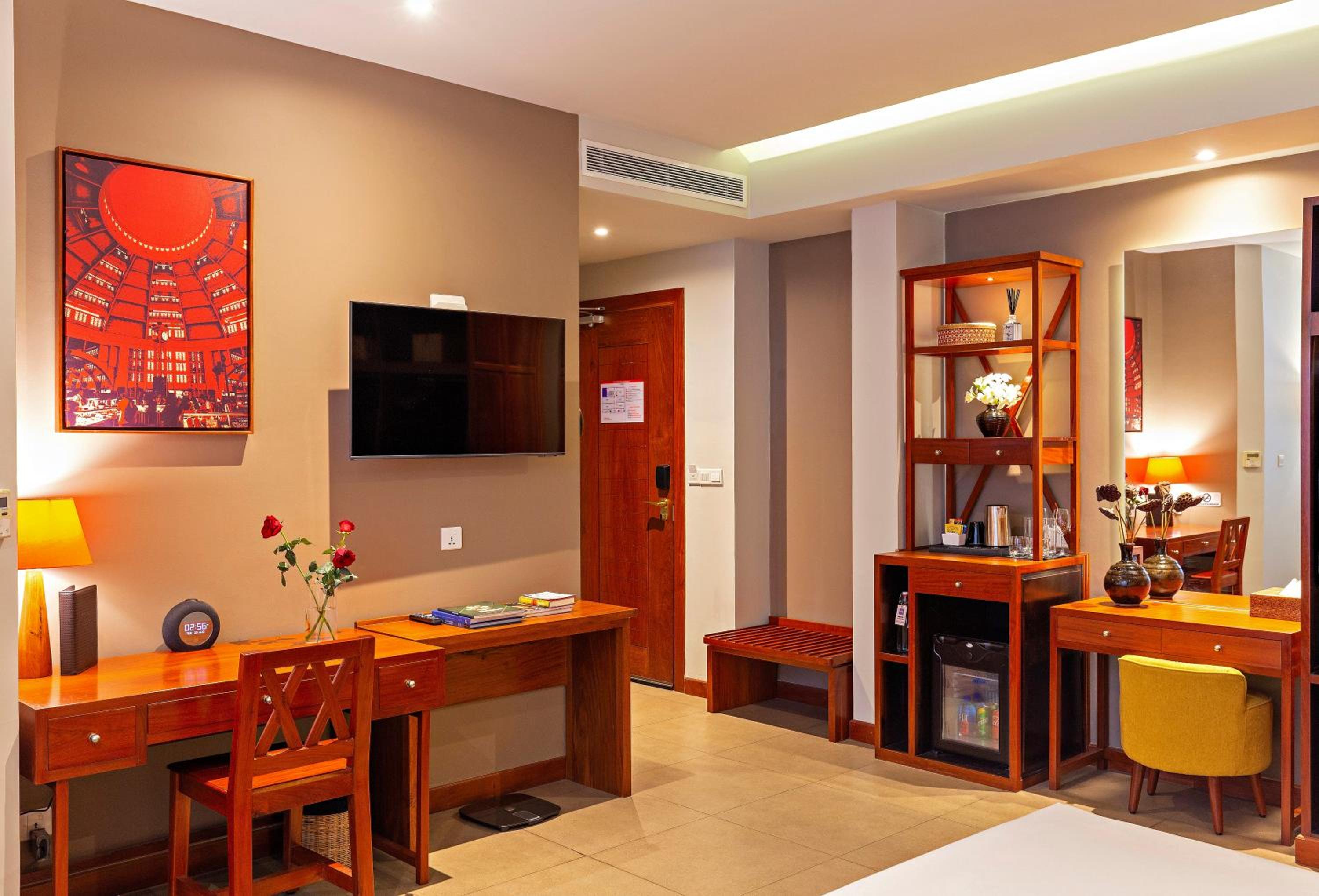 Junior Suite with Balcony - Photo 7