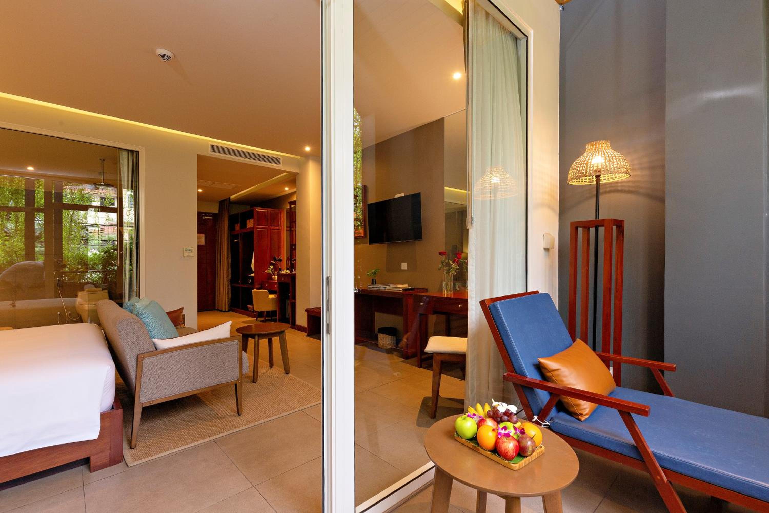 Junior Suite with Balcony - Photo 3
